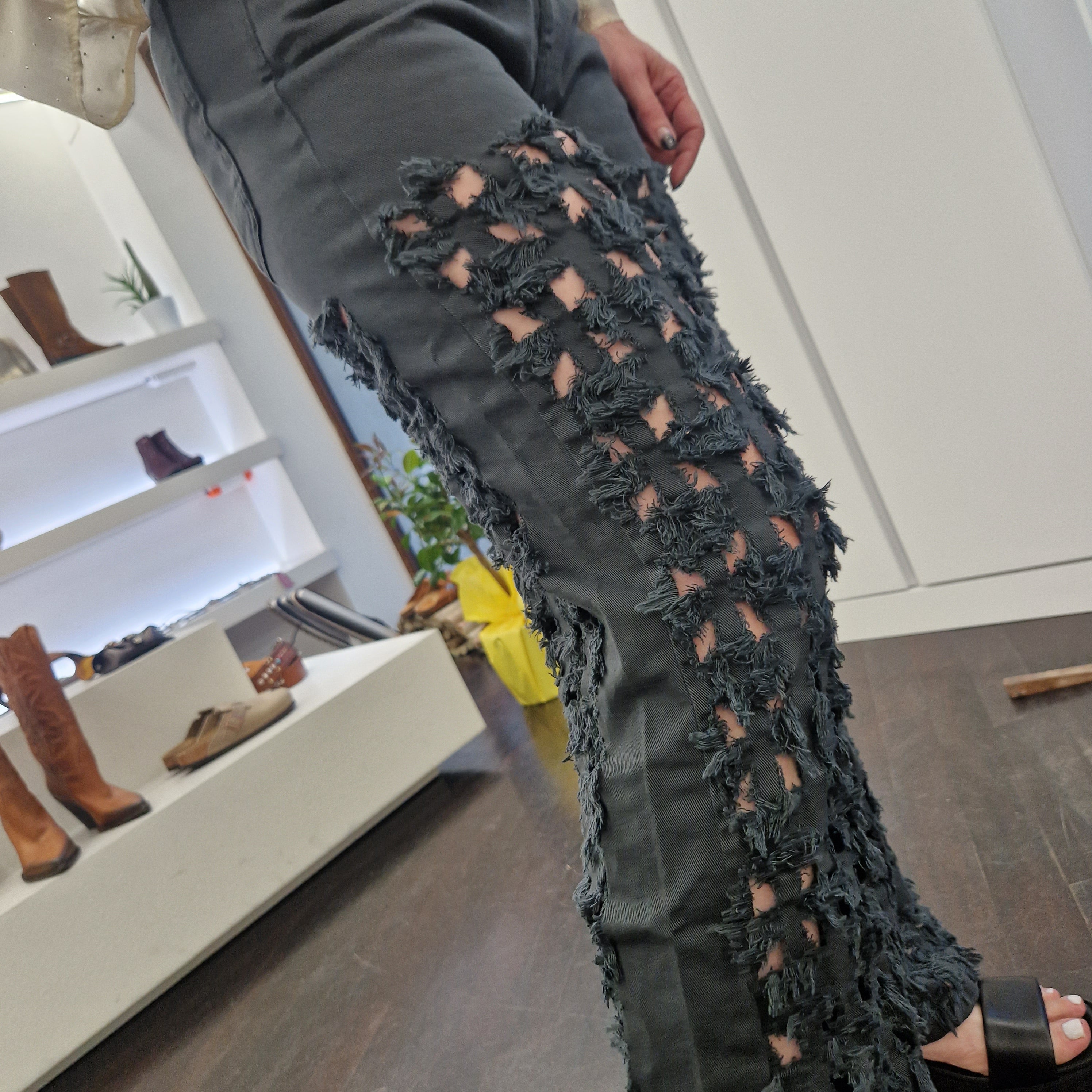 pantalone jeans sfrangiato grigio scuro
