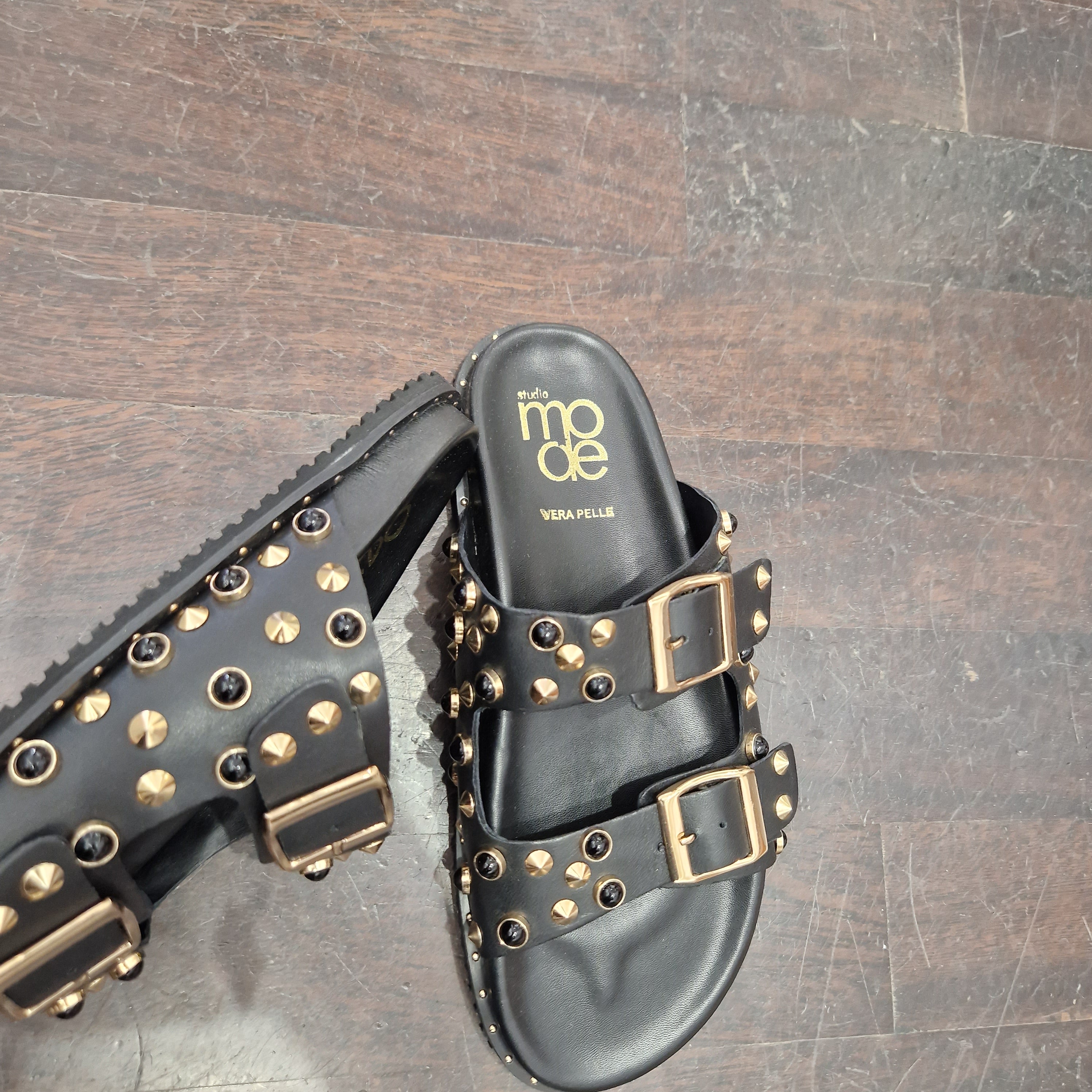Sandalo ciabatta nera doppia fascia con borchie