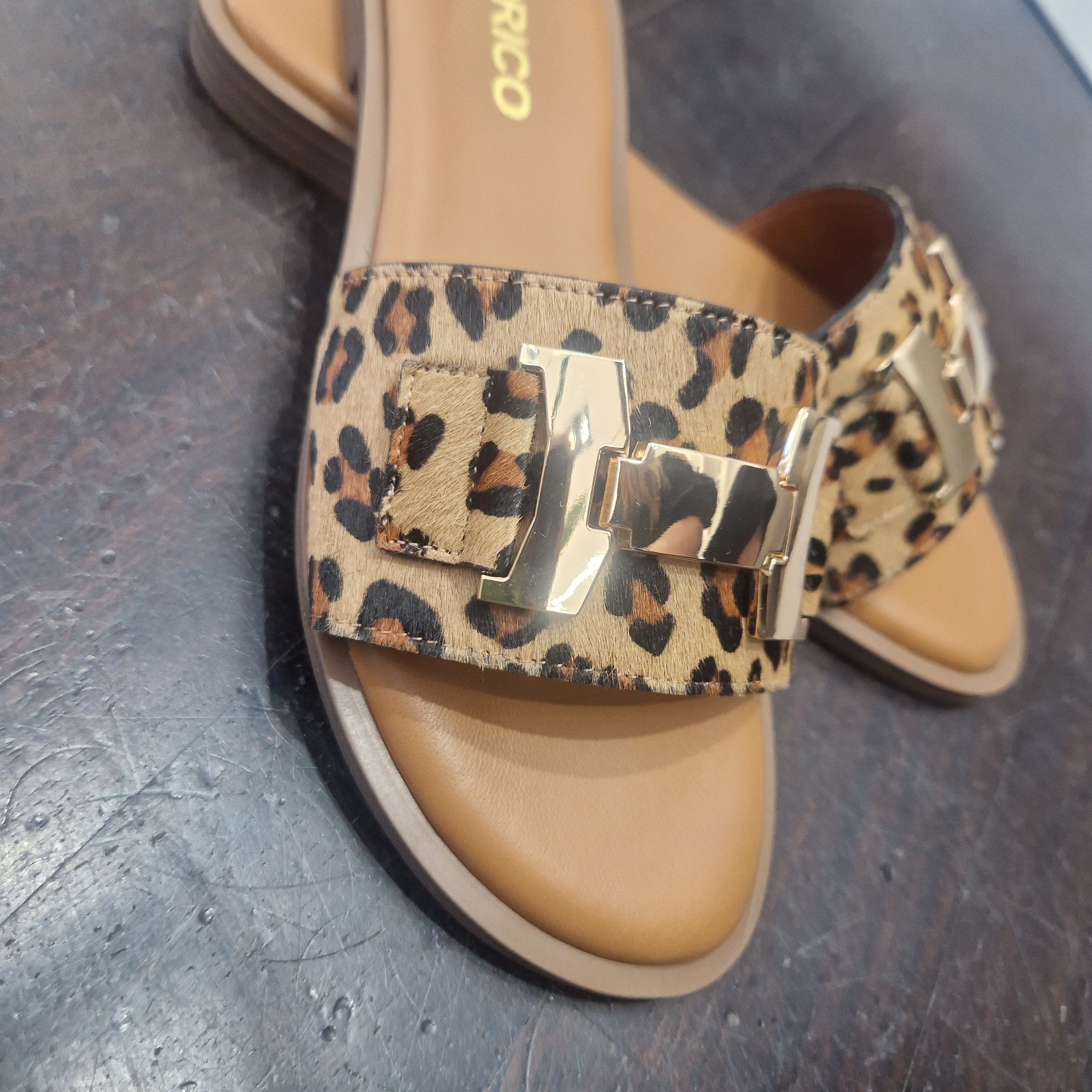 Sandalo ciabatta stampa leo accessorio oro