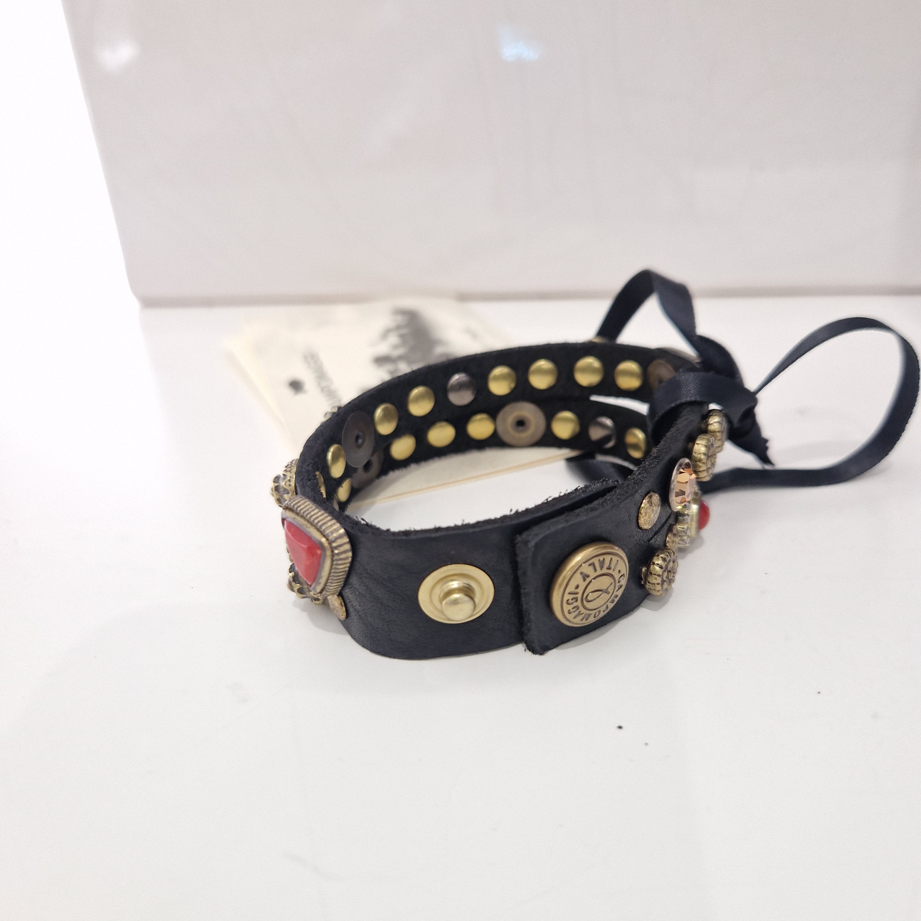 Campomaggi bracciale nero con corallo e borchie oro
