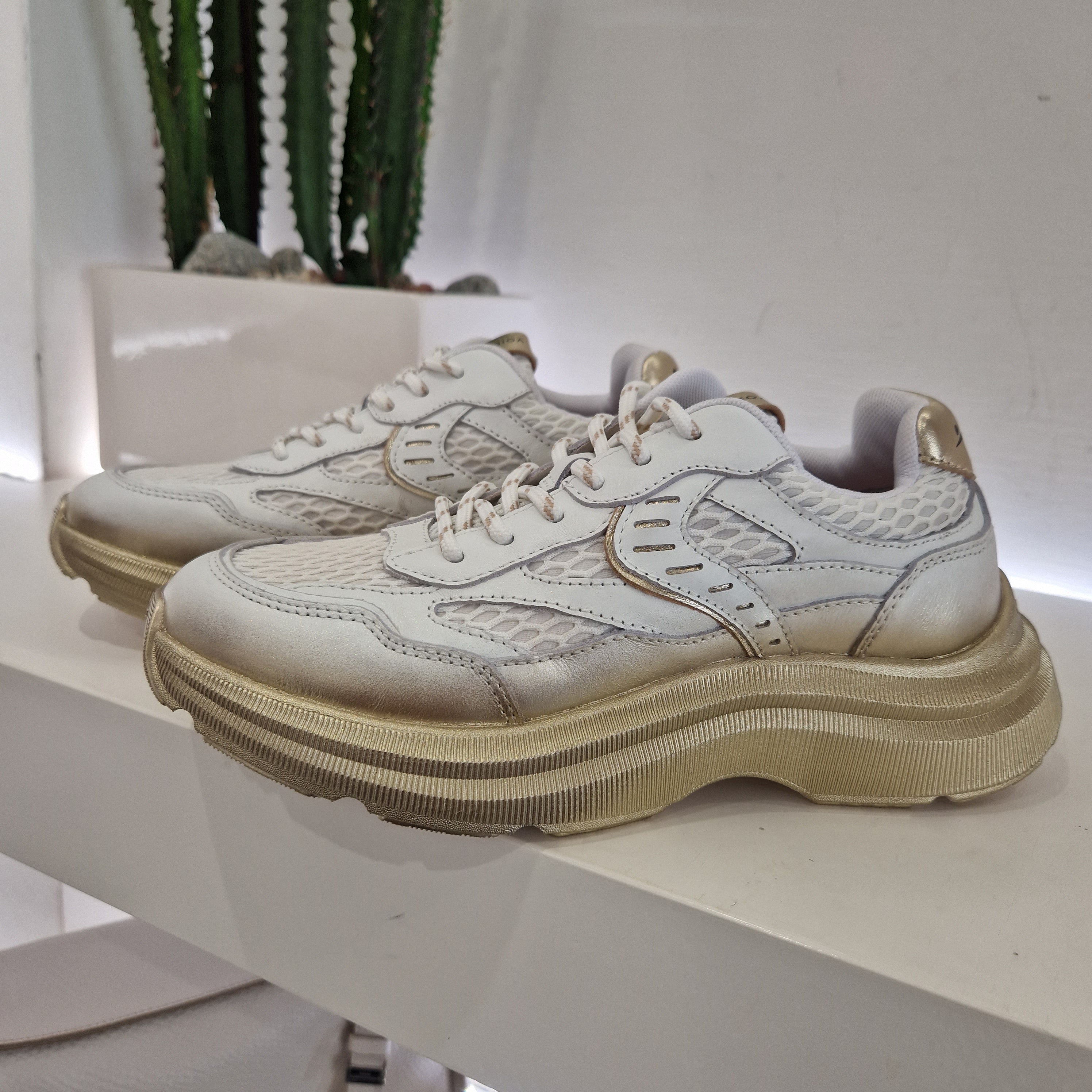 Voile Blanche sneaker modello CLub 122 BIANCO/ORO