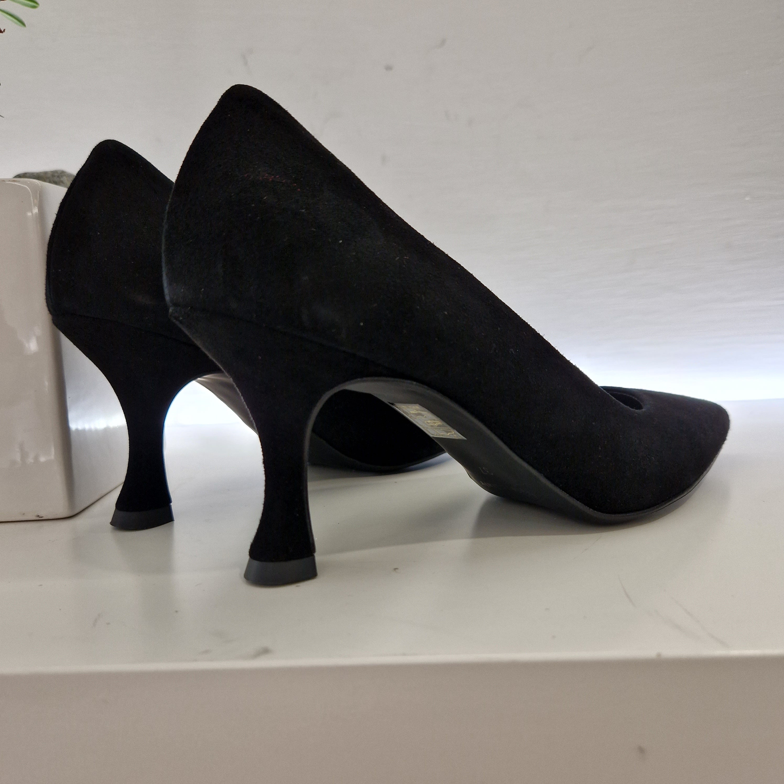 Doric black décolleté
