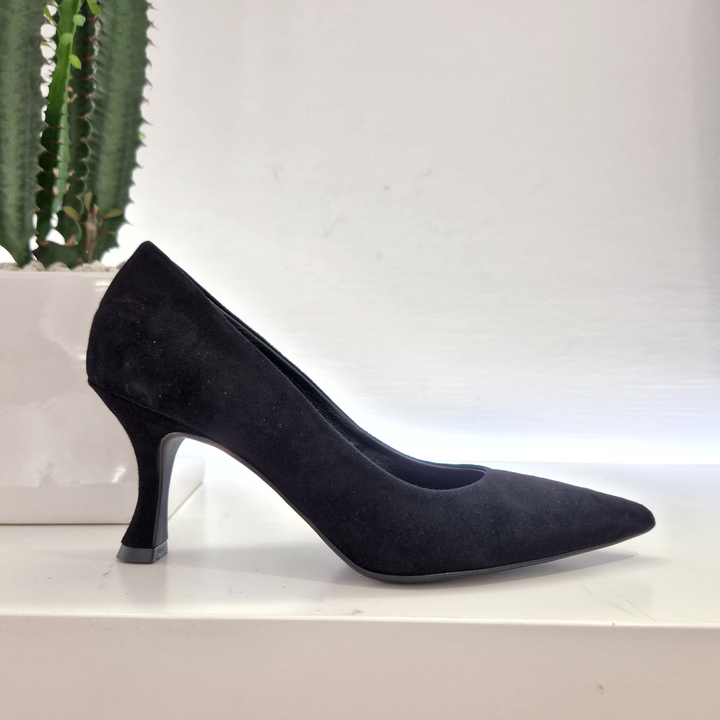 Doric black décolleté