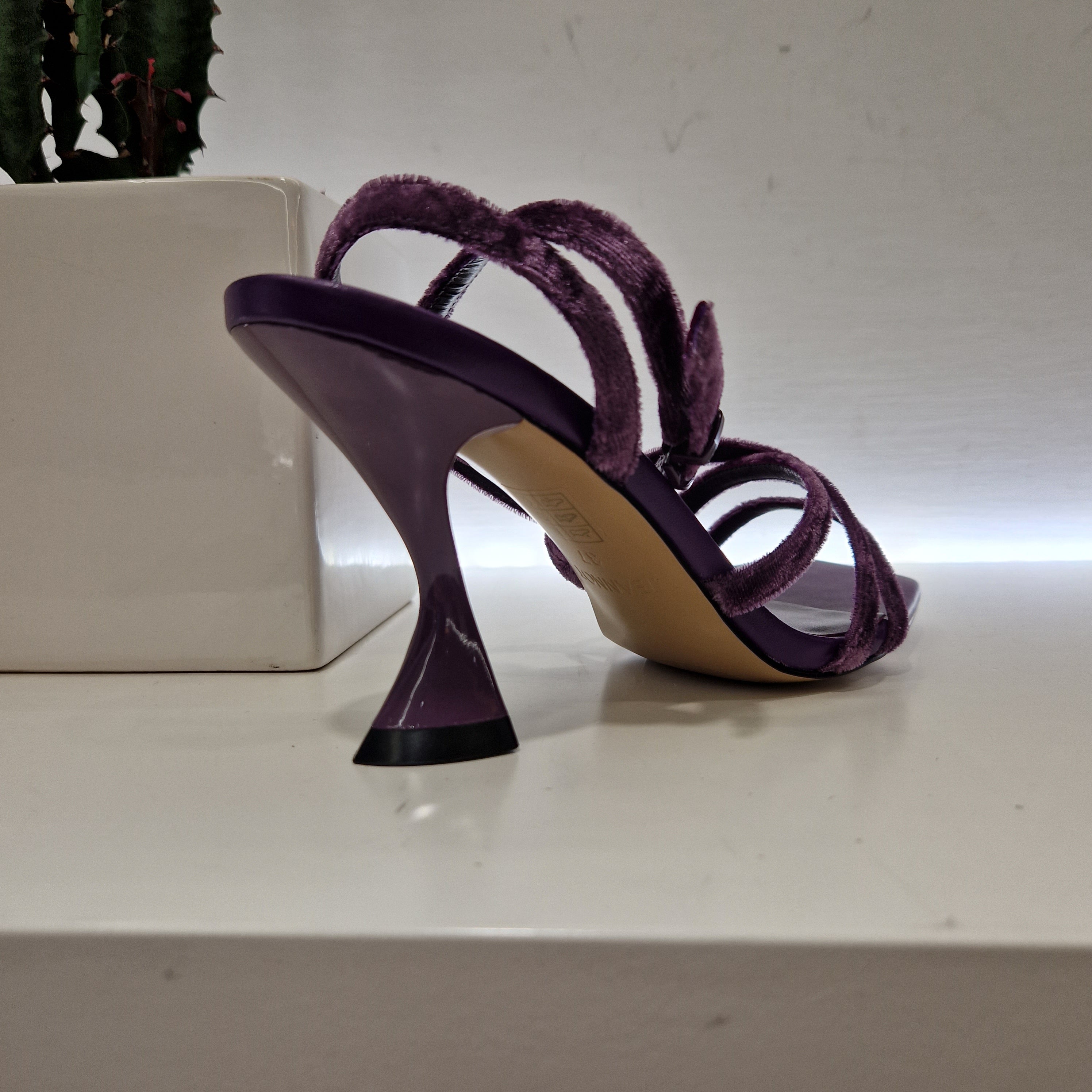 Jeannot purple sandal