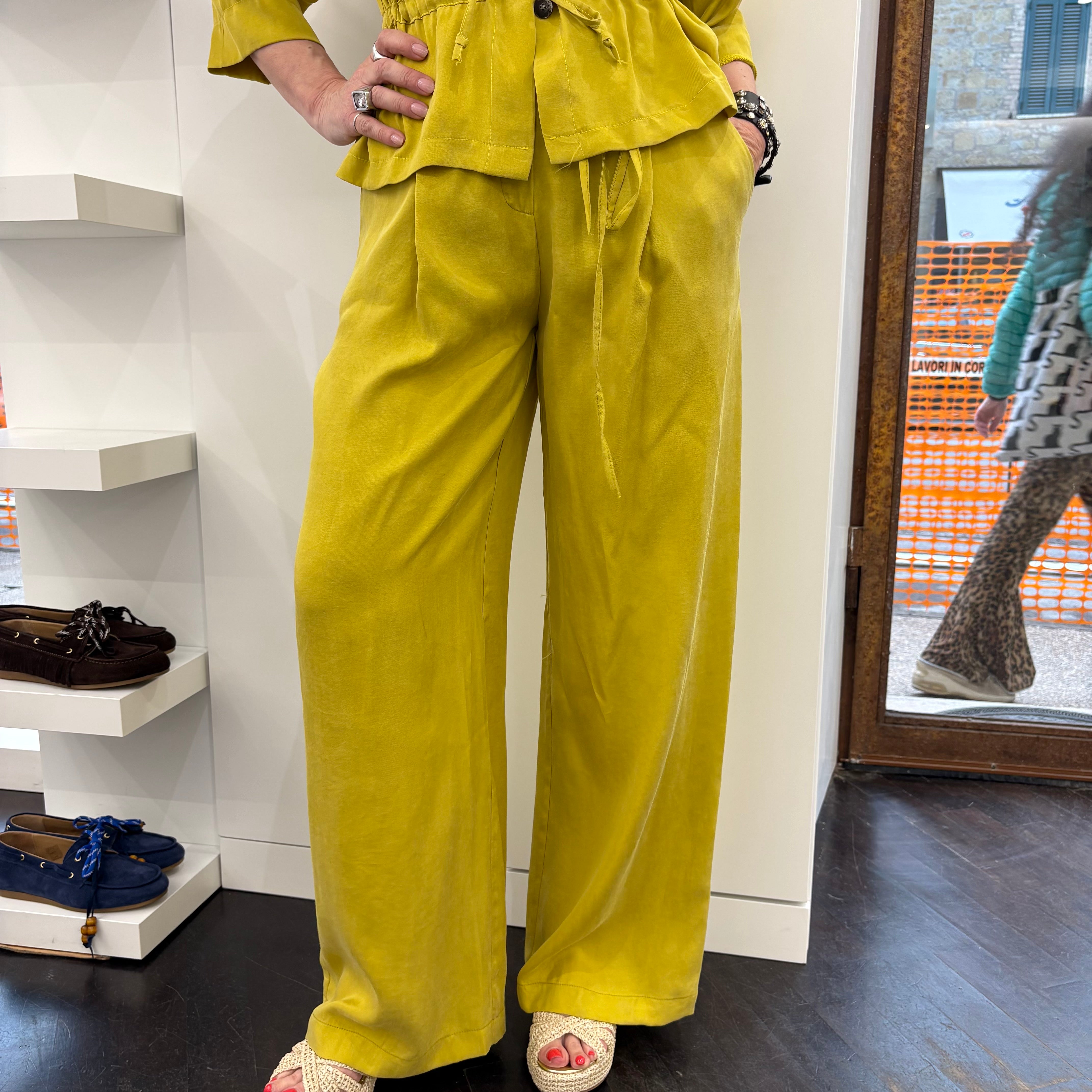 Pantalone giallo olio gamba larga effetto SETA LAVATA