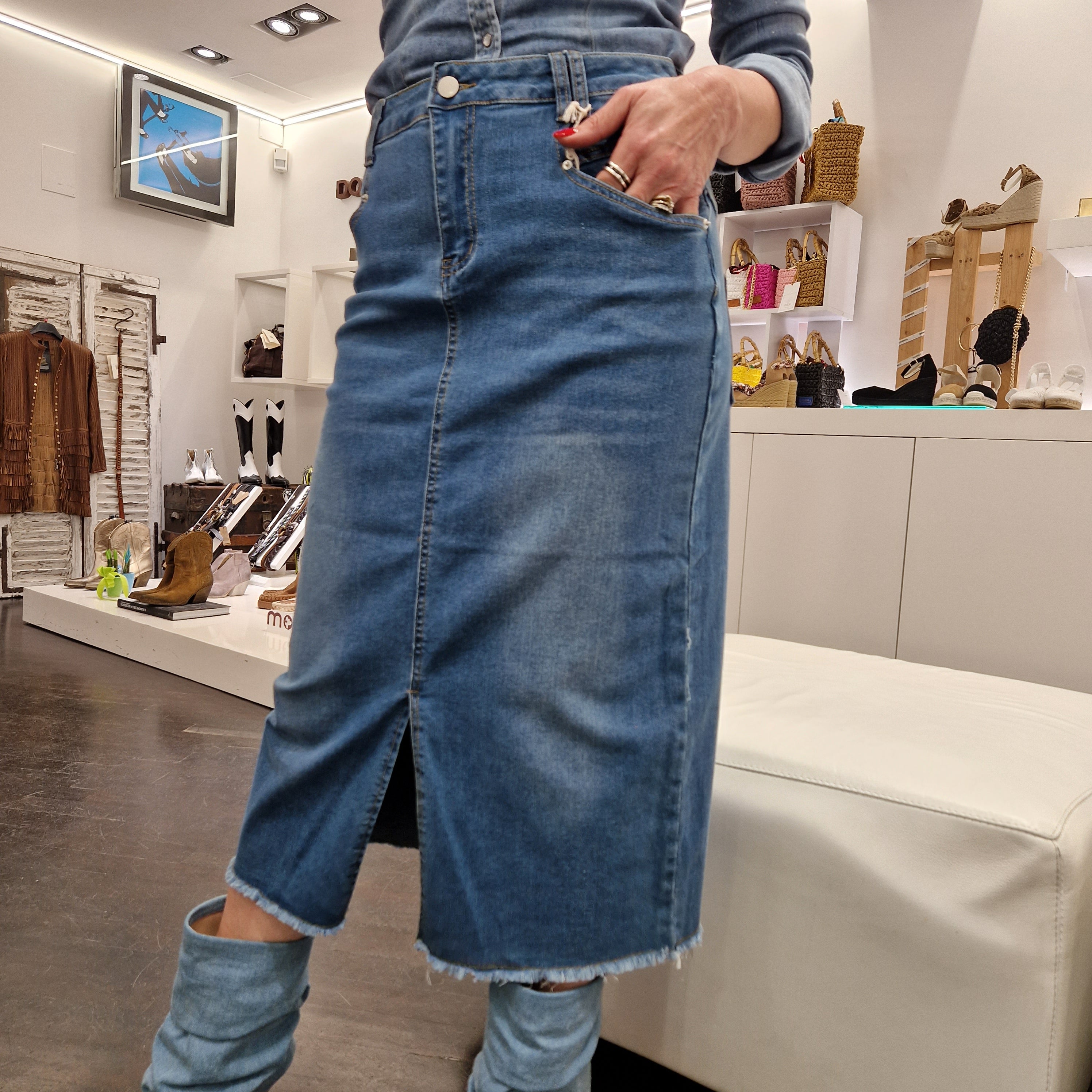 SILVIA model skirt in medium wash jeans