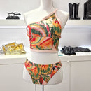 Costume due pezzi fantasia tropicale e pareo