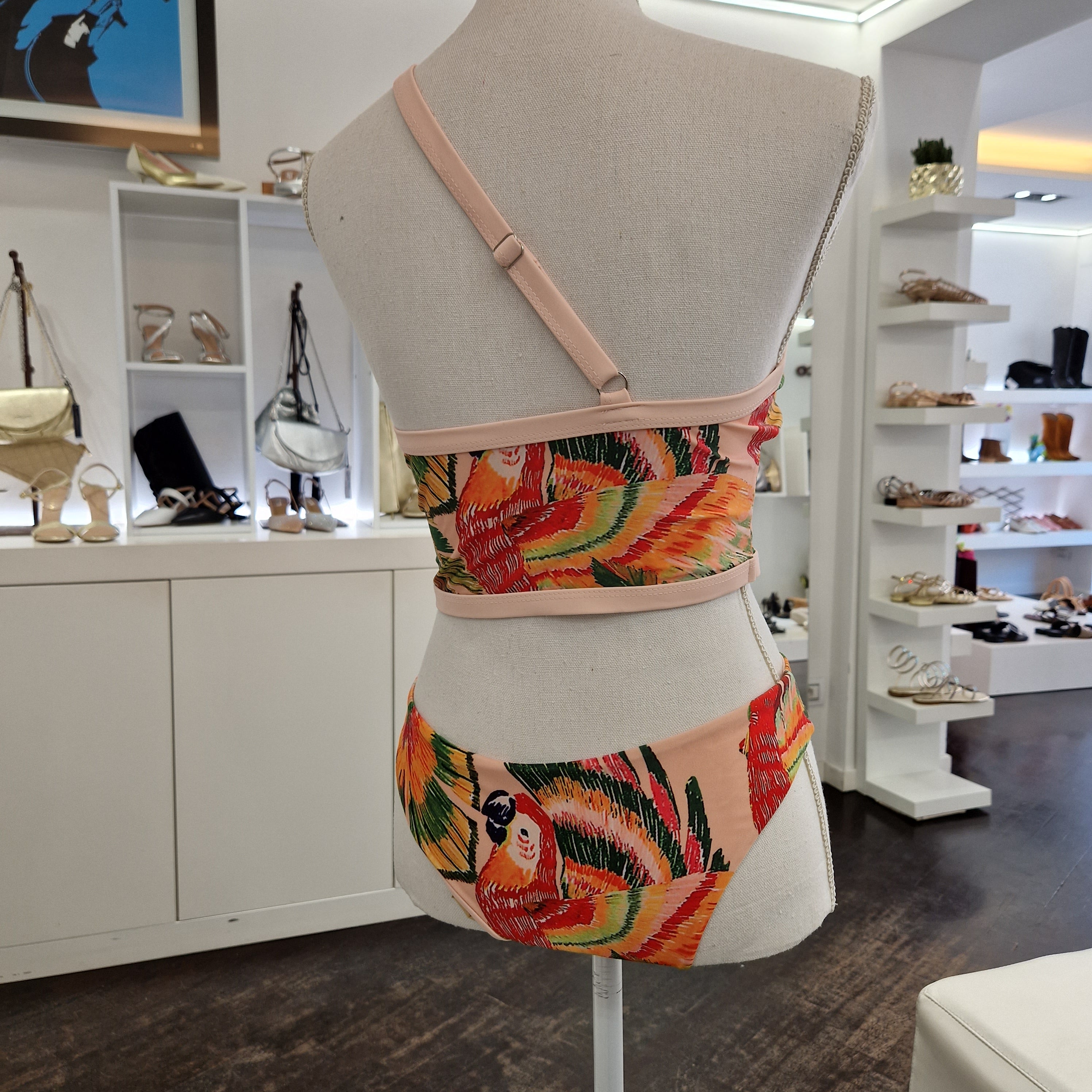 Costume due pezzi fantasia tropicale e pareo