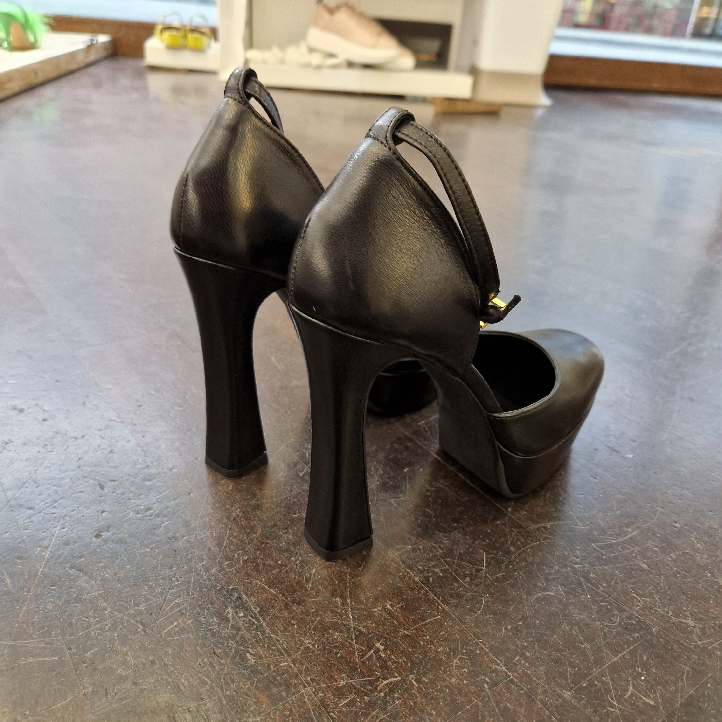 Giampaolo Viozzi aperto ai lati pelle nero