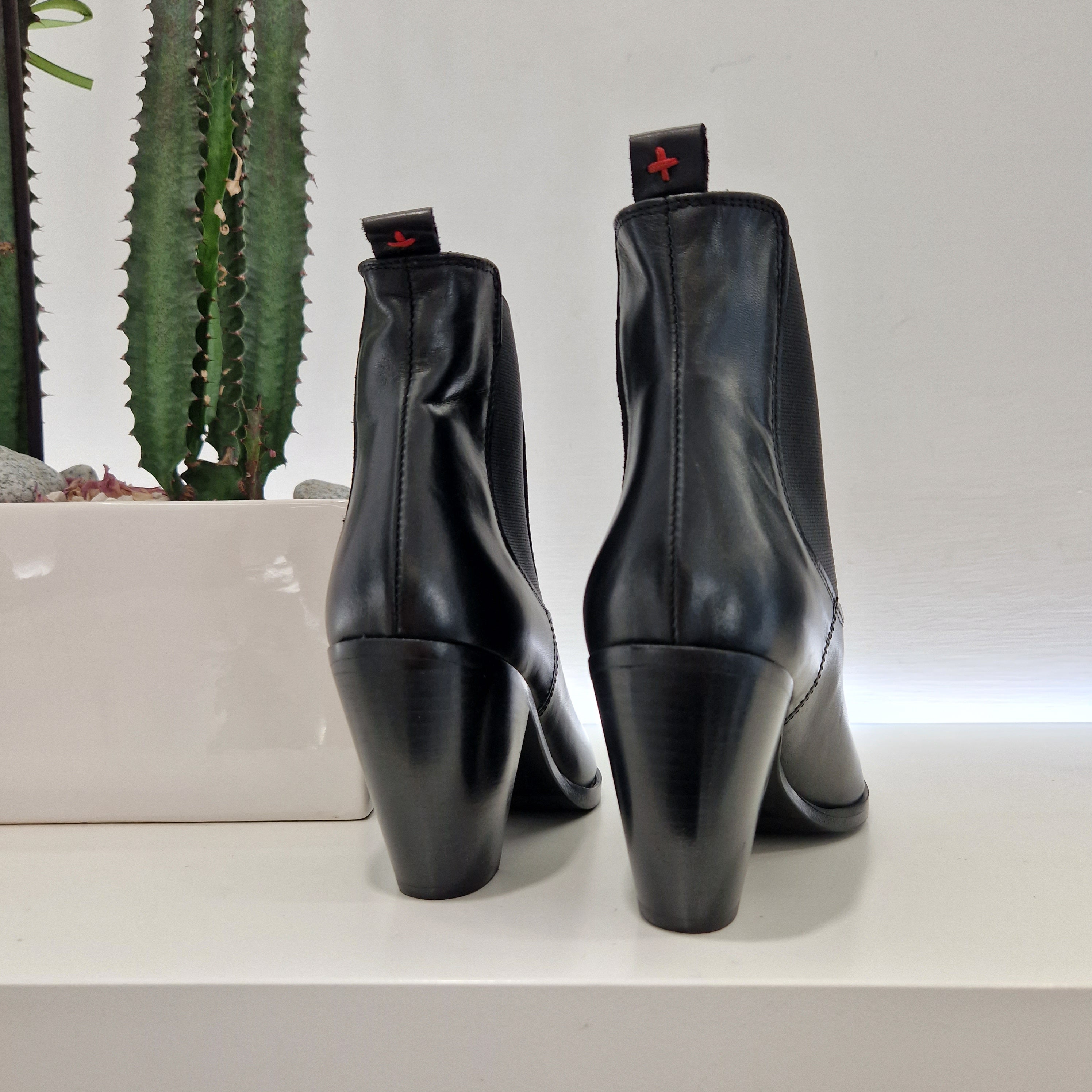 Parisienne black beatles boot