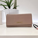 Ariel model wallet powder