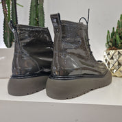 Laura Bellariva amphibian green paint