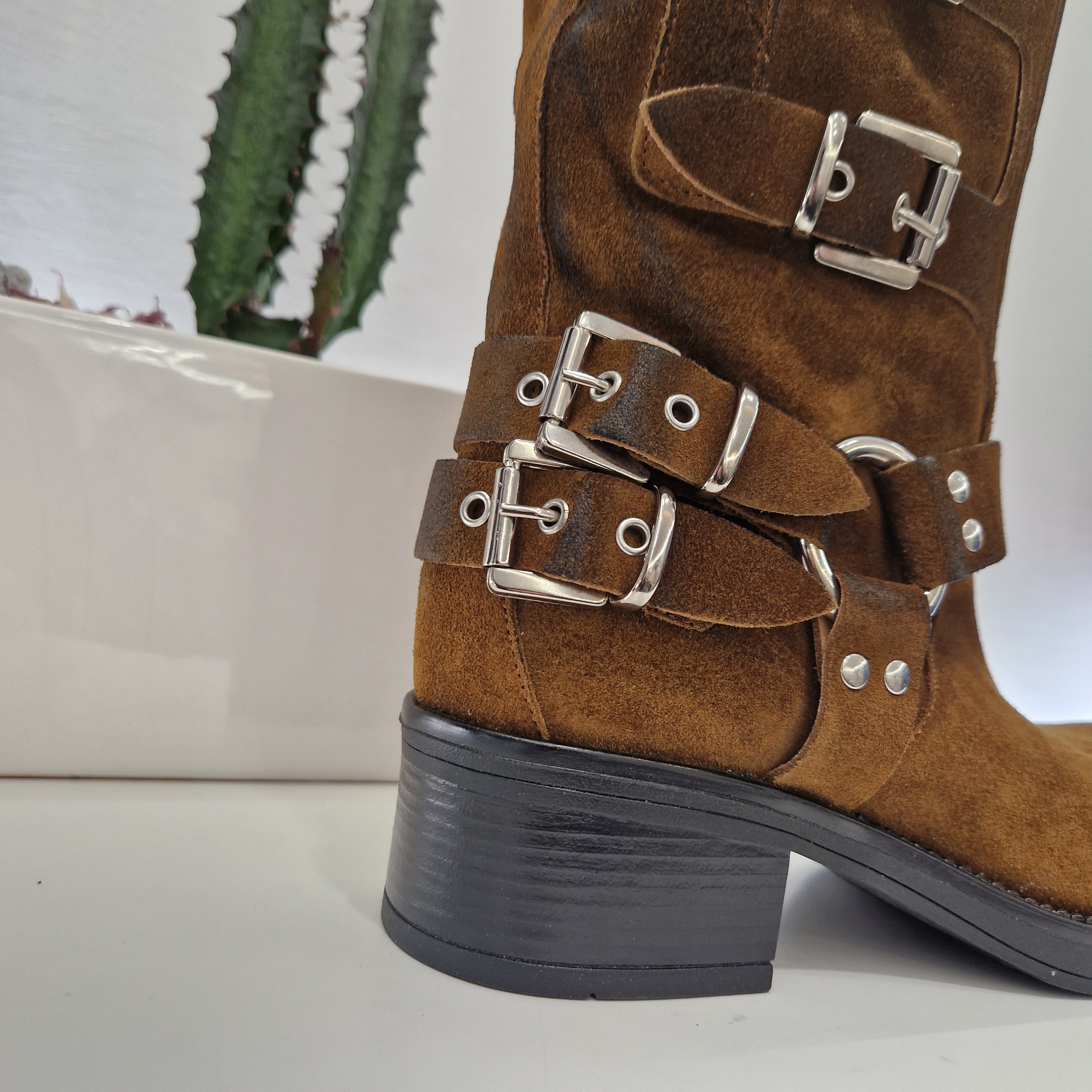 Biker fibbie suede cuoio