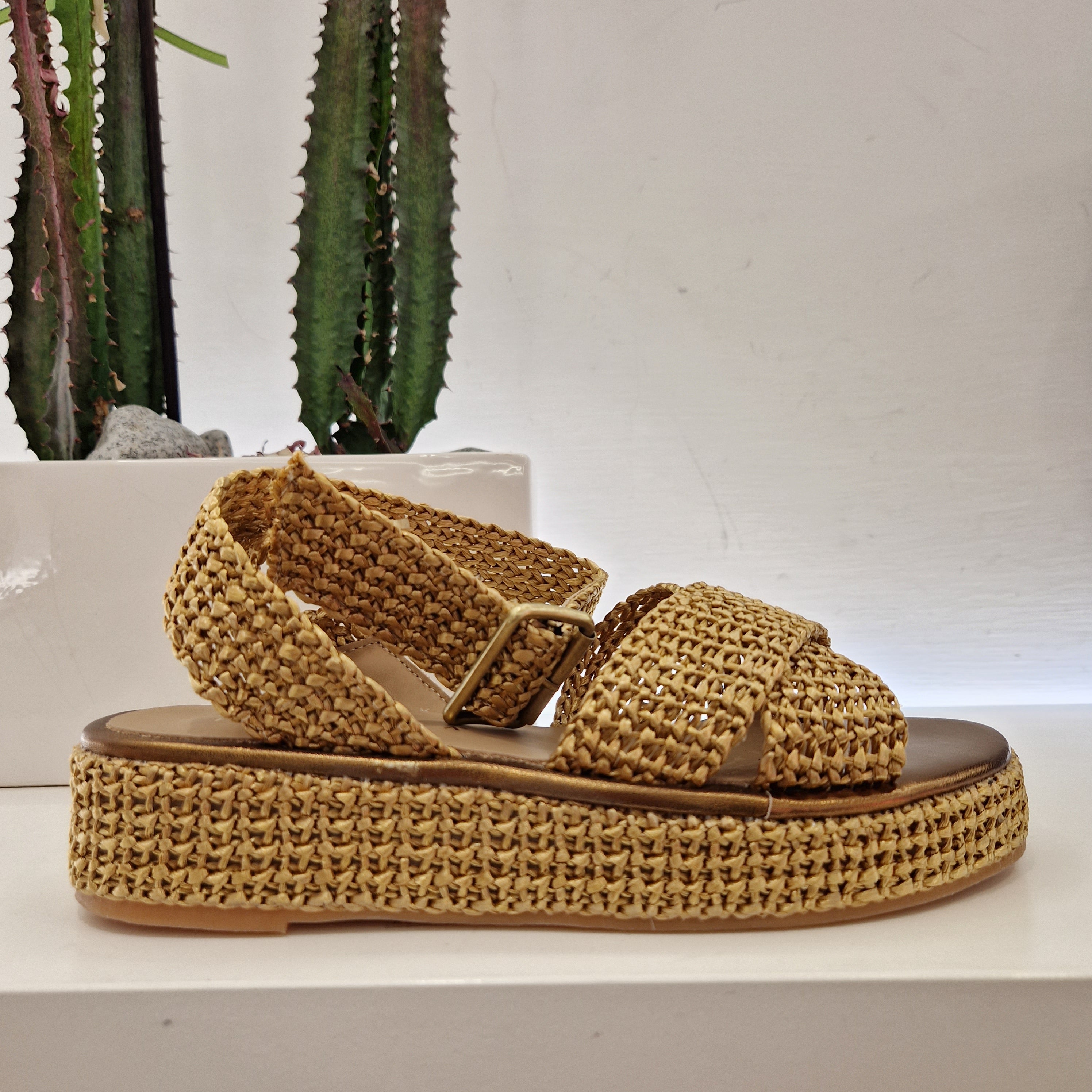 Fiorina low gold sandal