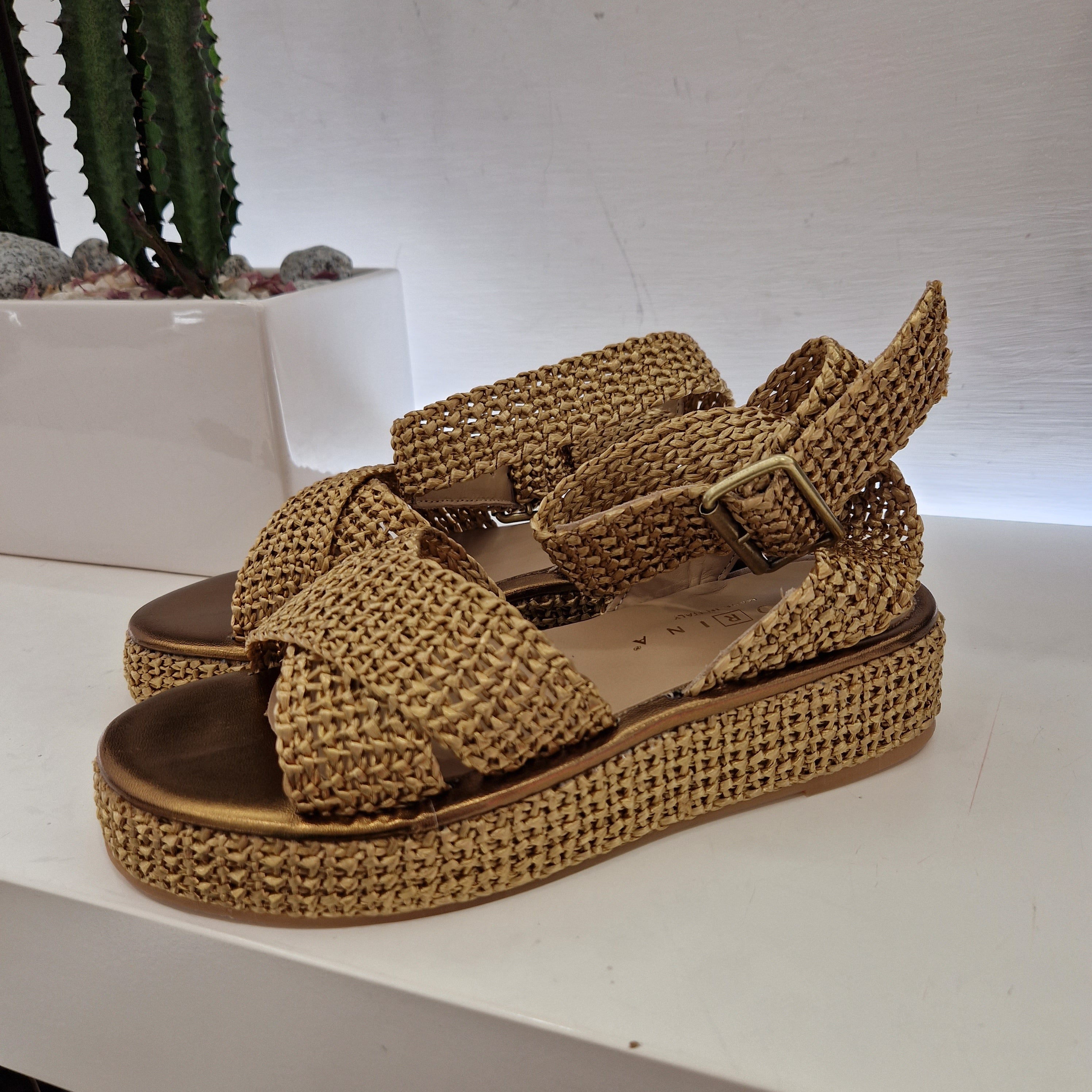 Fiorina low gold sandal