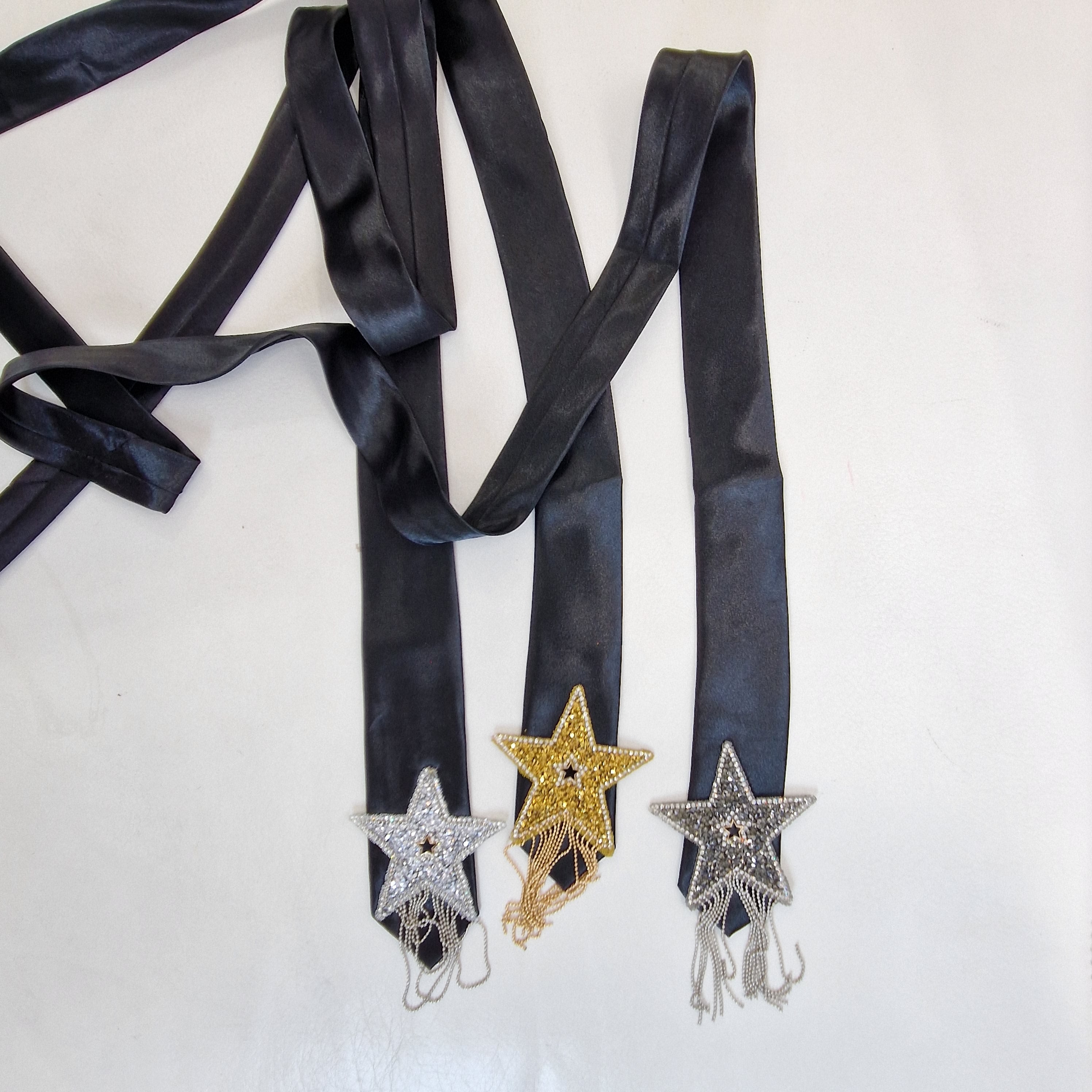 Cravatta nera con stella strass
