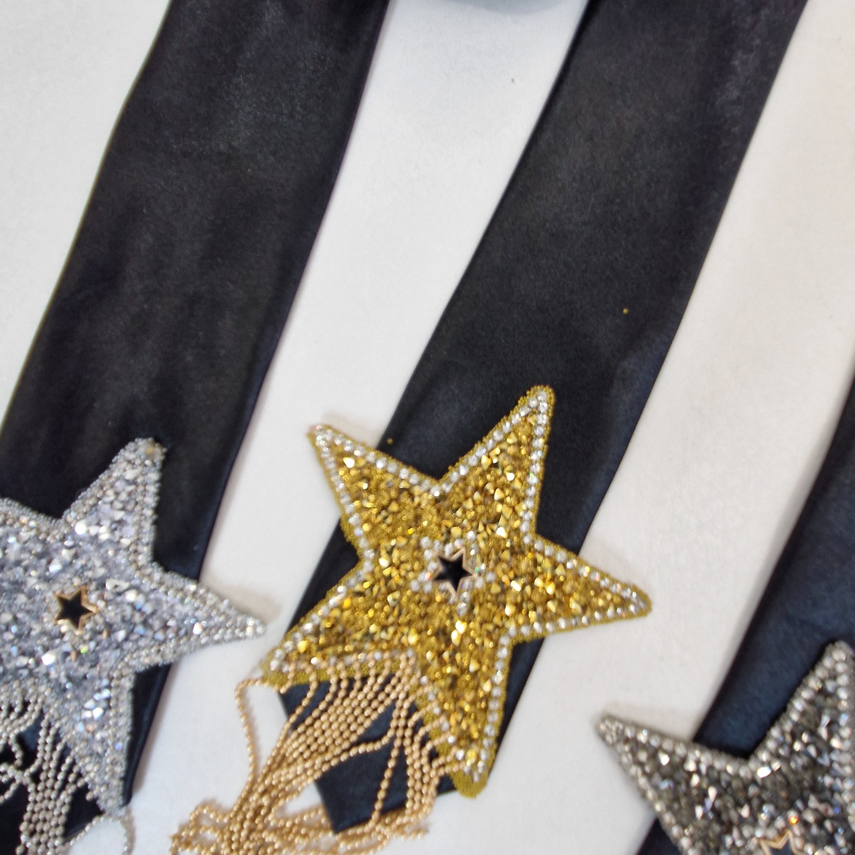 Cravatta nera con stella strass