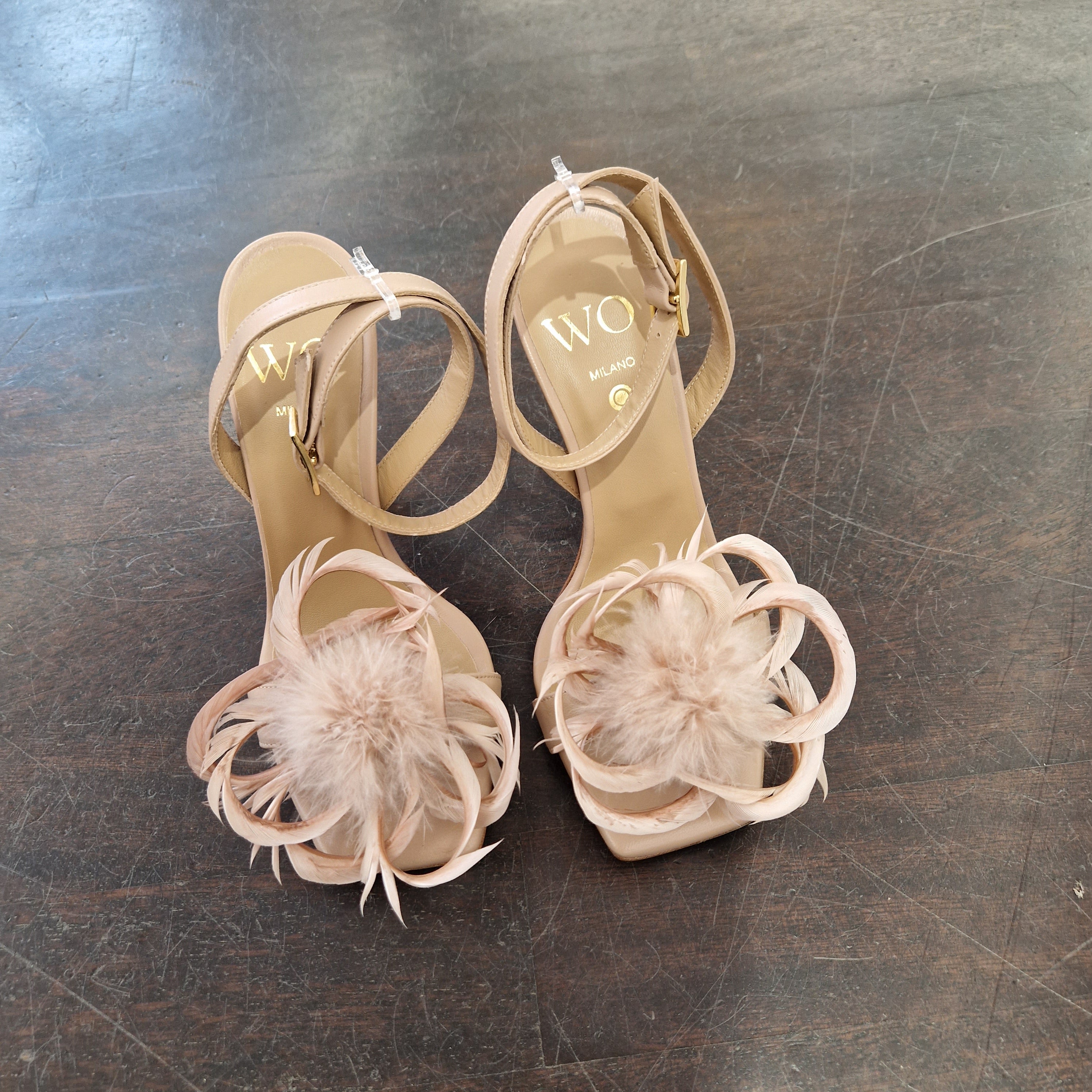 WO Milano sandalo con accessorio piume cipria