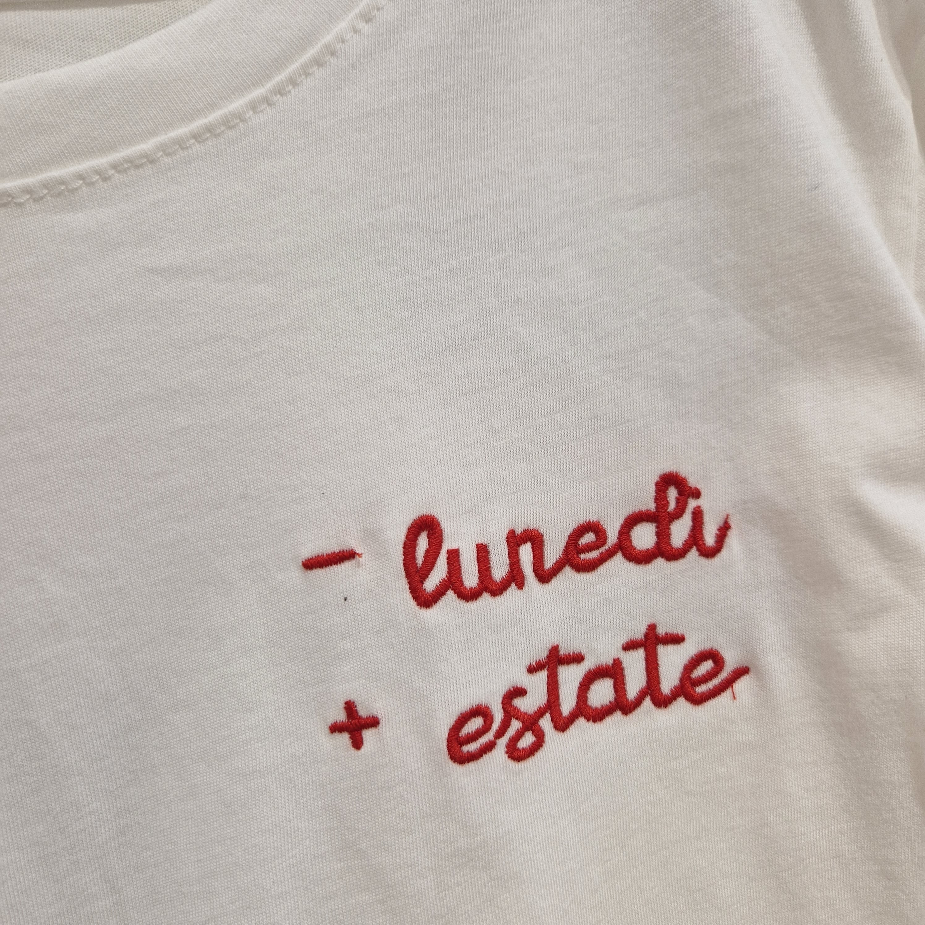 T-shirt bianca scritta rossa