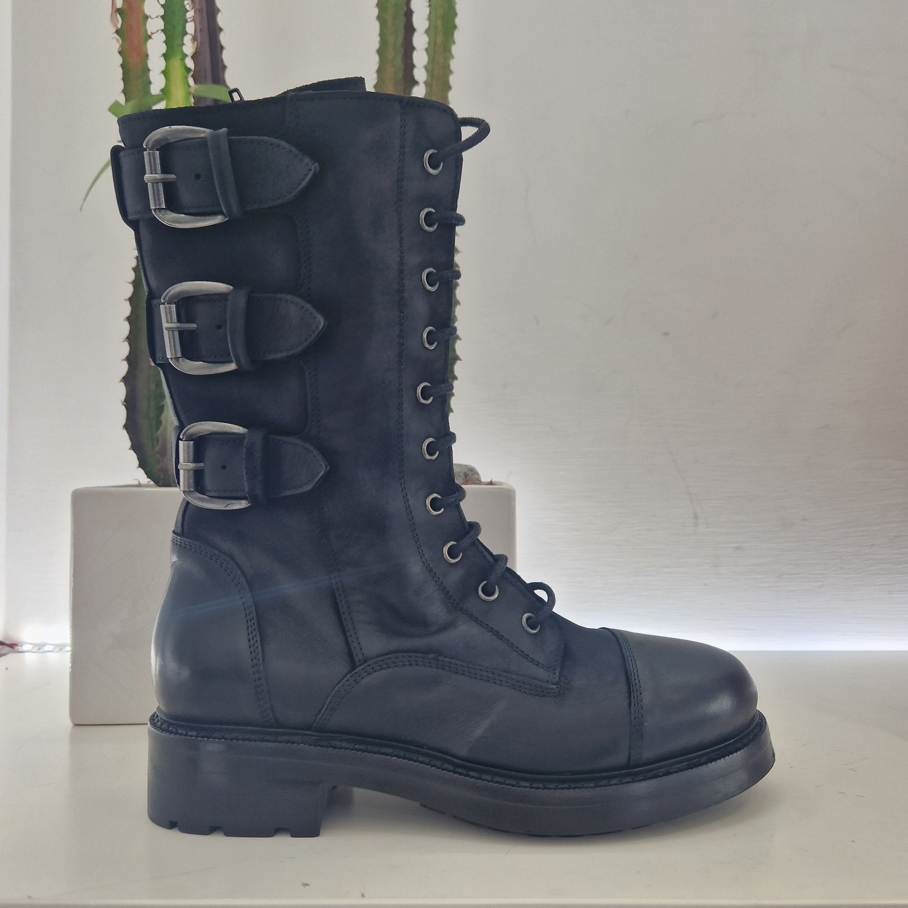 Strategia anfibio fibbie nero con zip