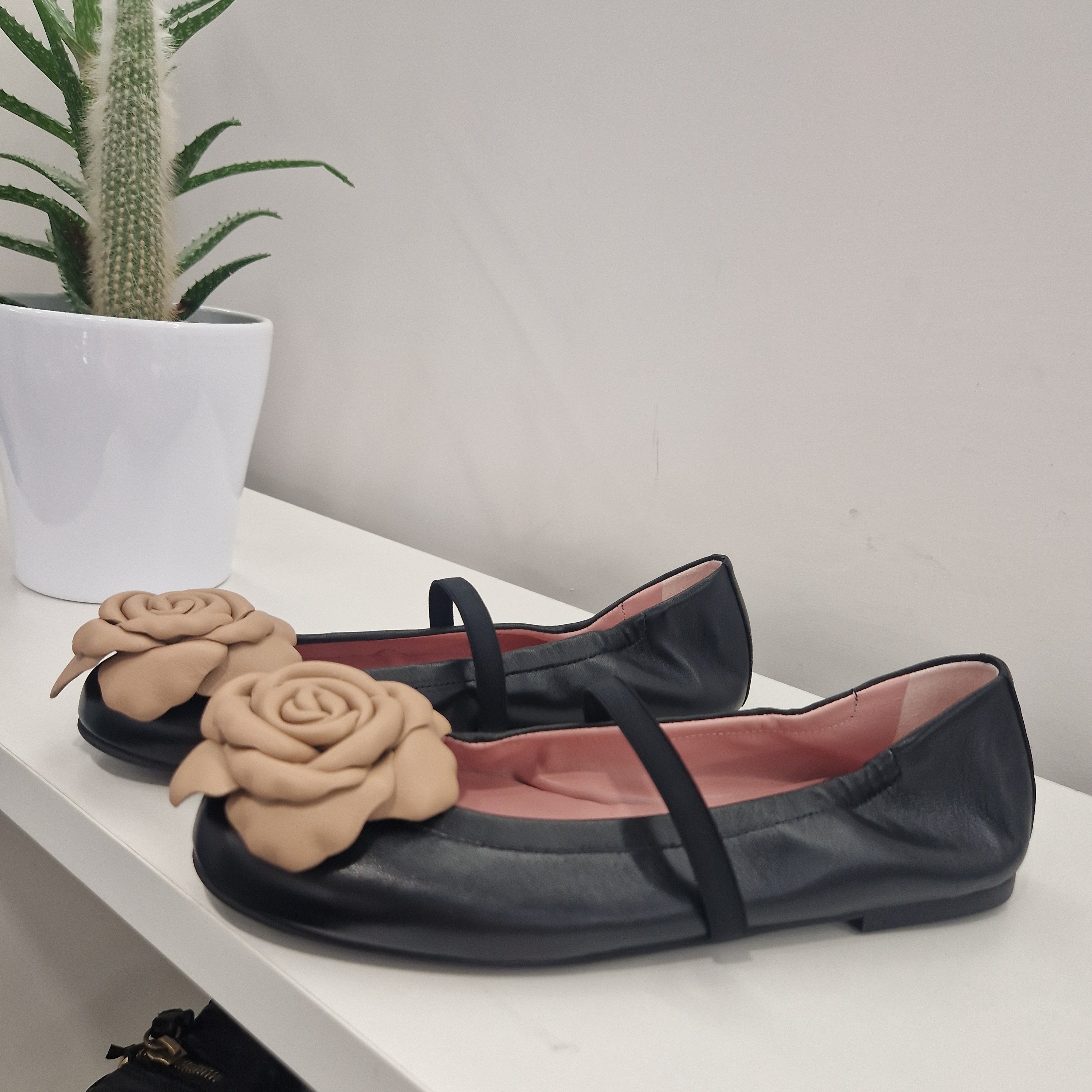 Pretty Ballerinas ballerina with powder camellia 