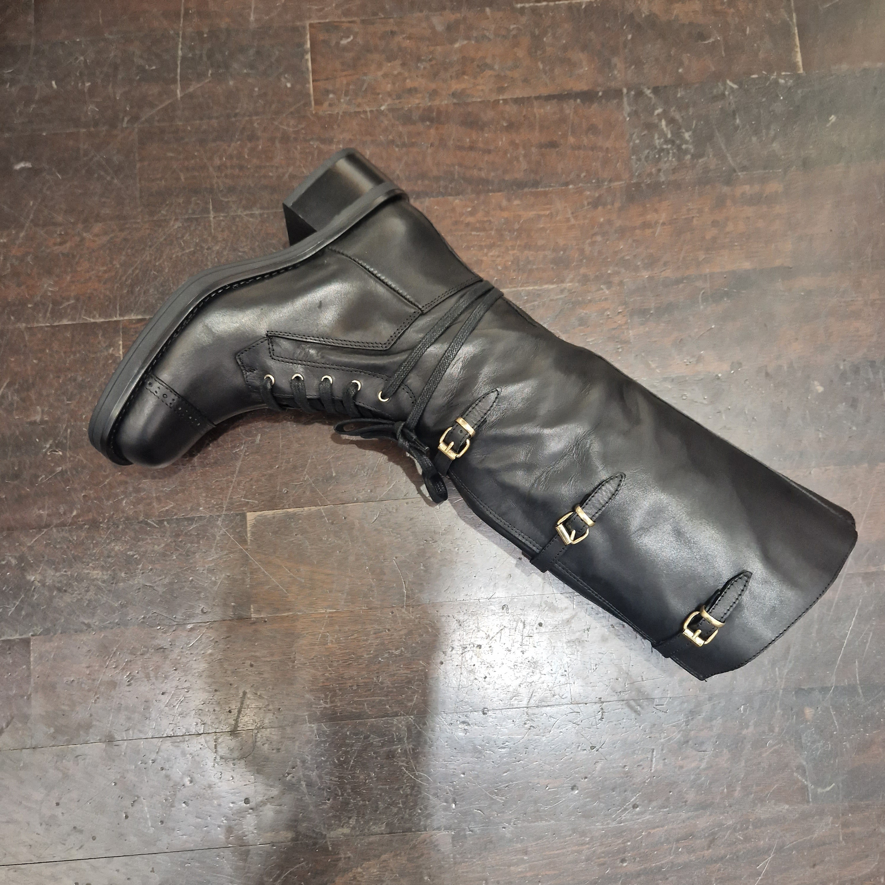 Anfibio alto con fibbie nero