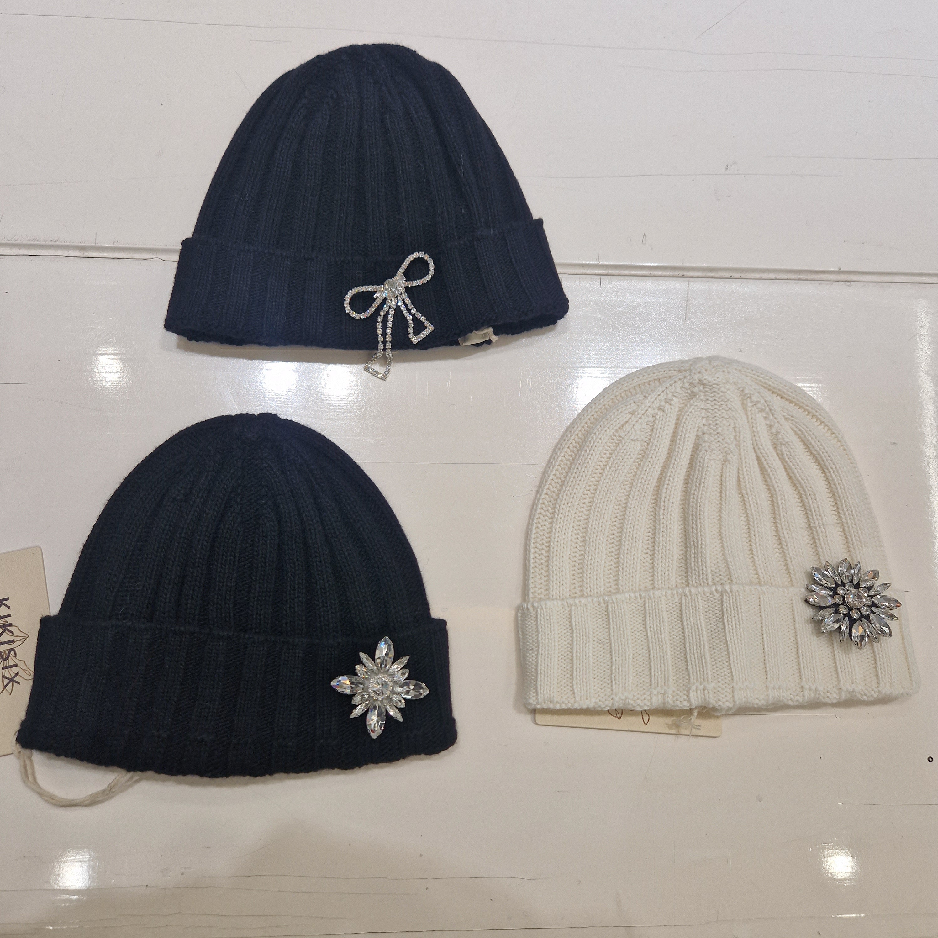 KIKISIX cappello con spilla in strass