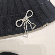 KIKISIX cappello con spilla in strass