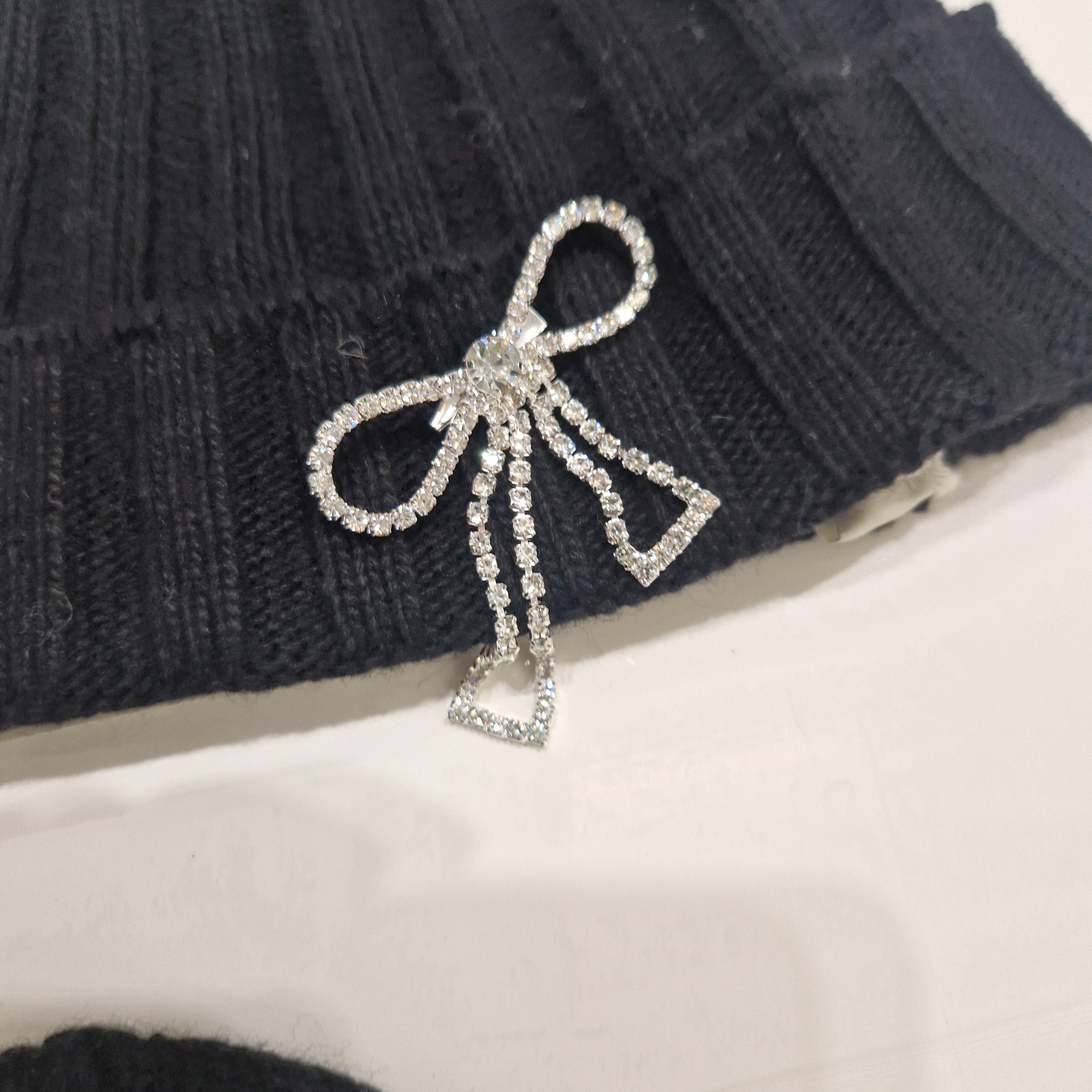 KIKISIX cappello con spilla in strass