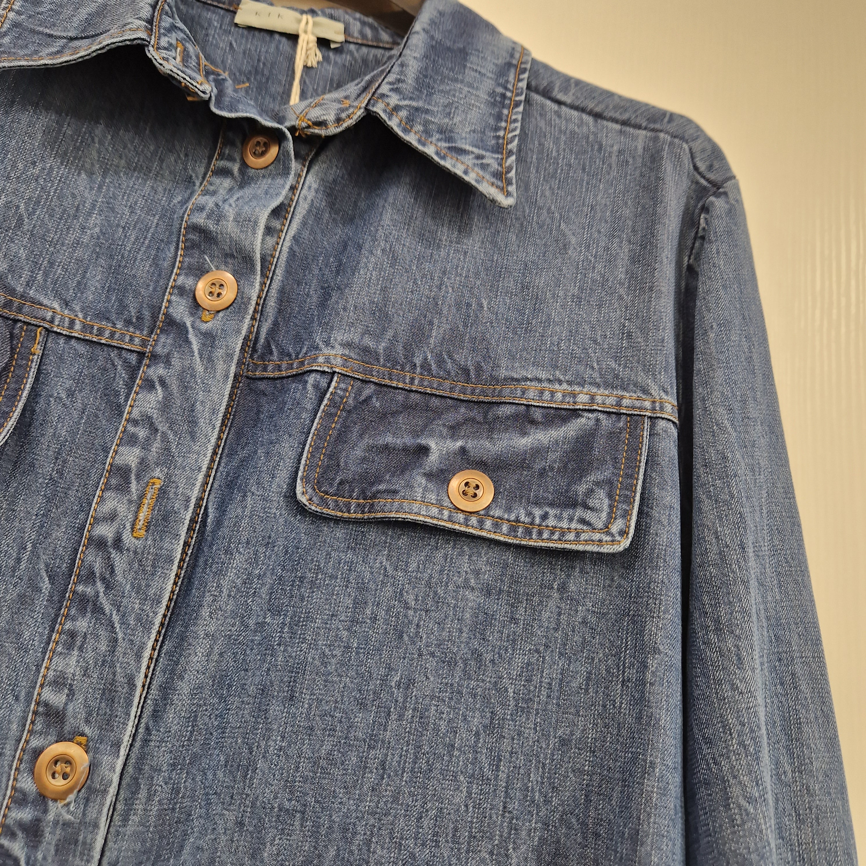 Kikisix giacca/camicia in jeans con spilla