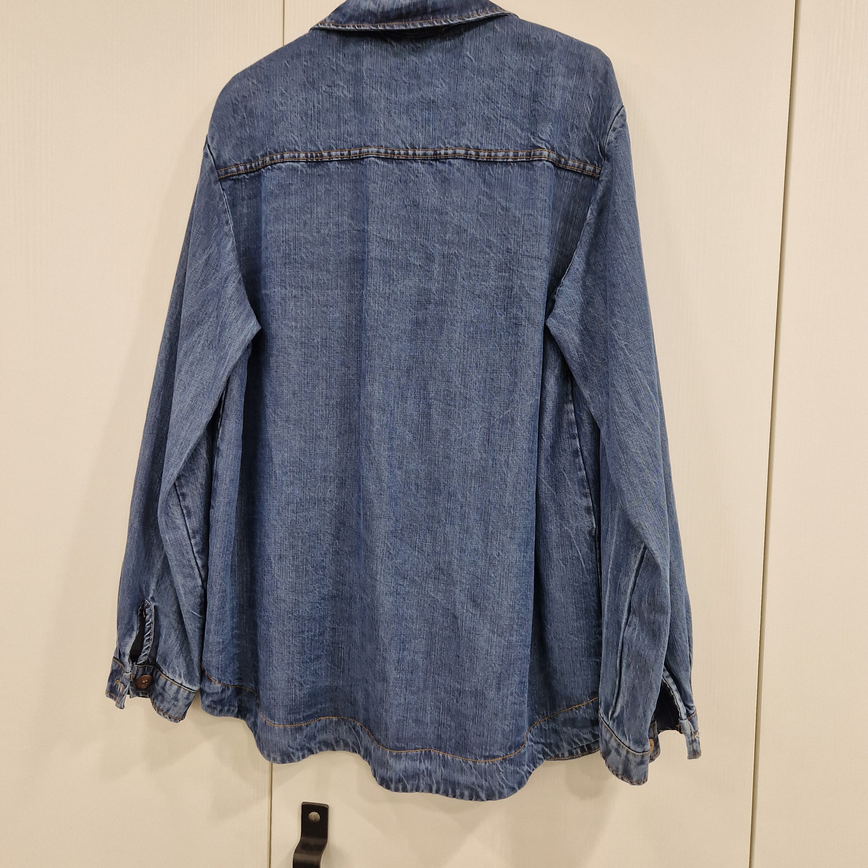 Kikisix giacca/camicia in jeans con spilla