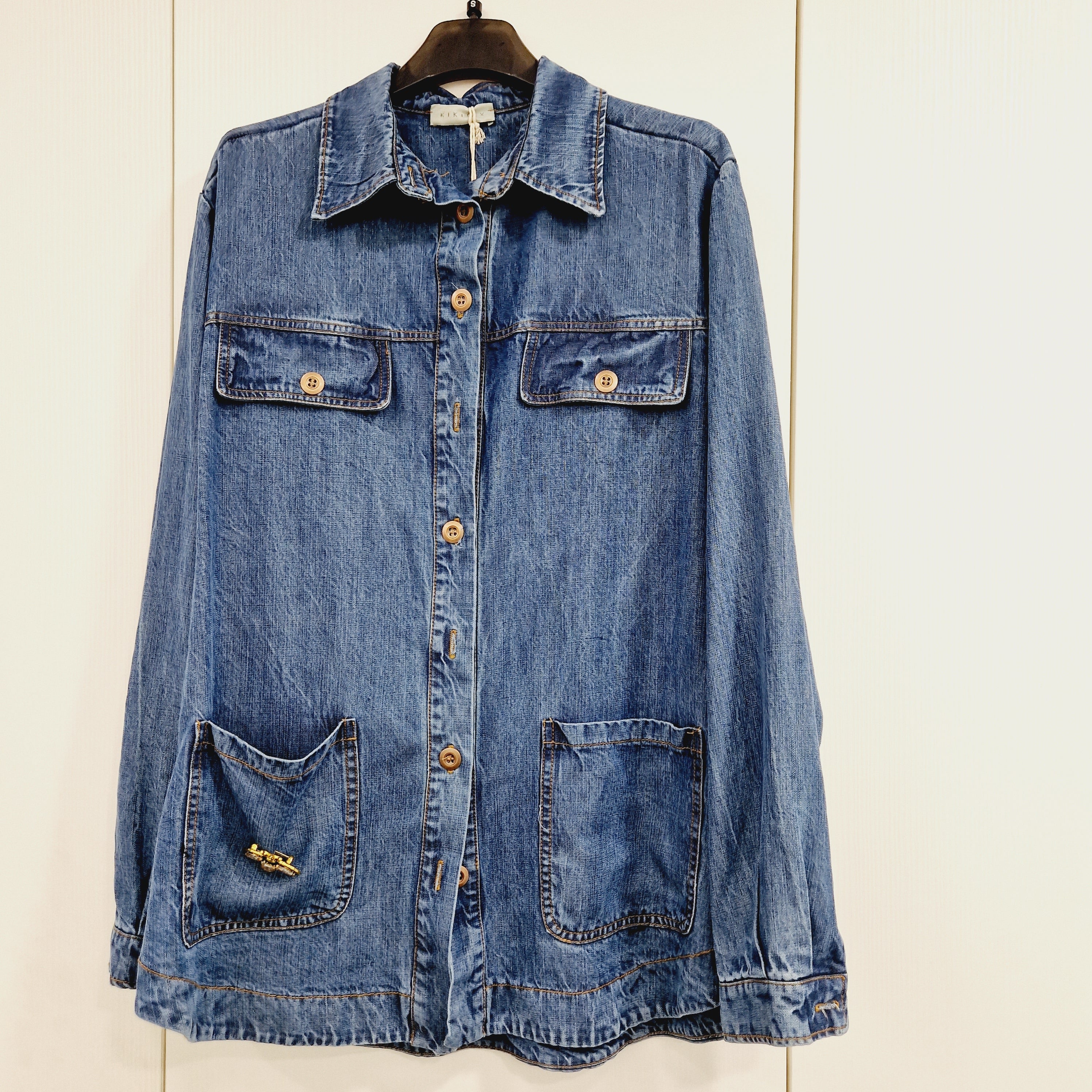 Kikisix giacca/camicia in jeans con spilla