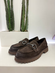 Mocassino camoscio moro morsetto argento