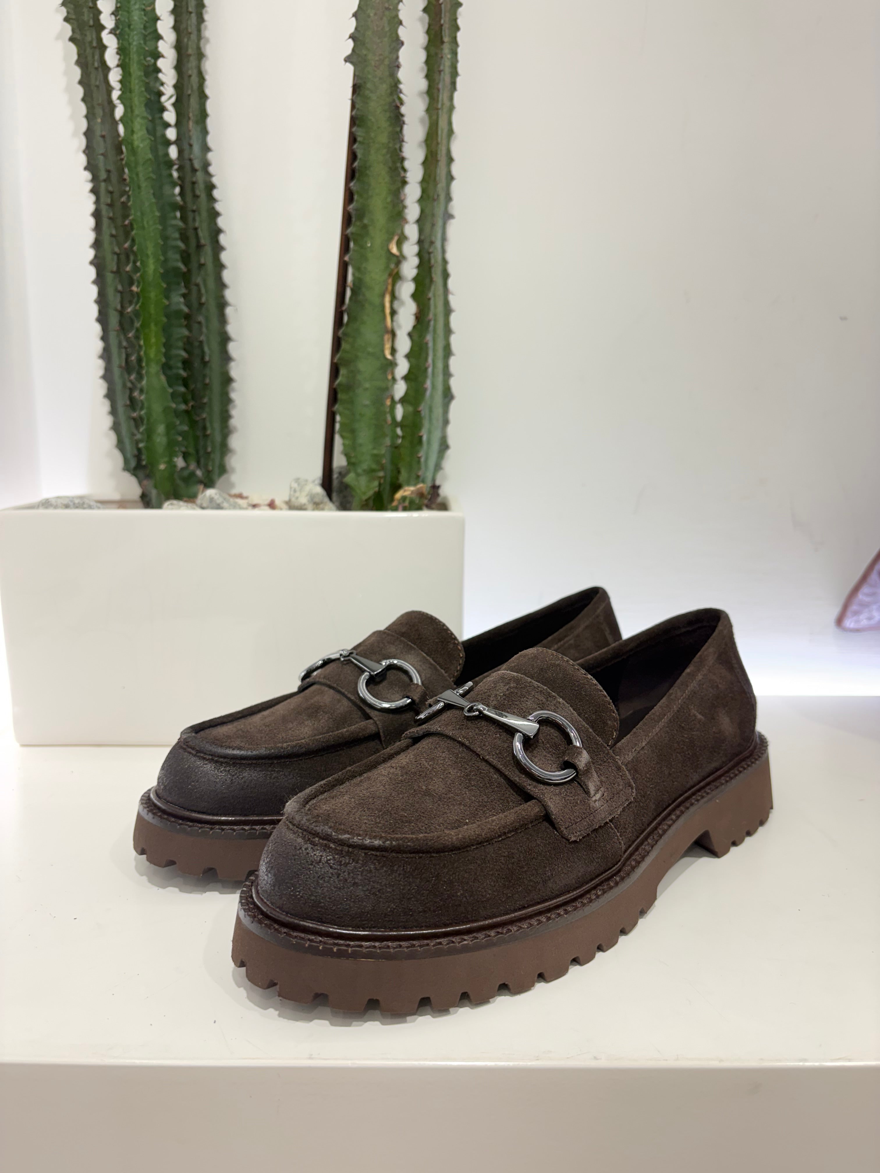Mocassino camoscio moro morsetto argento