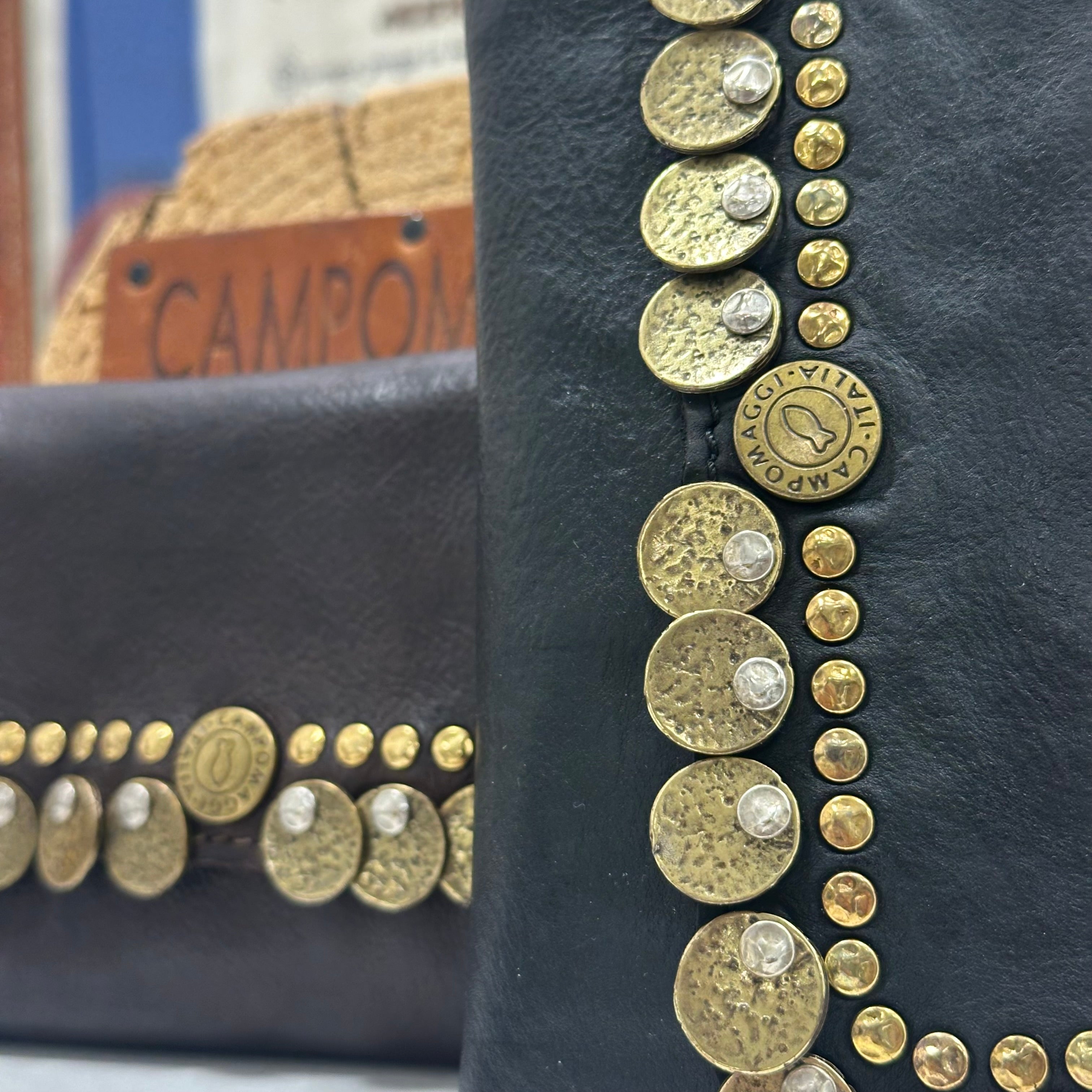 Campomaggi MEDAGLIE portafoglio in pelle rivetti oro