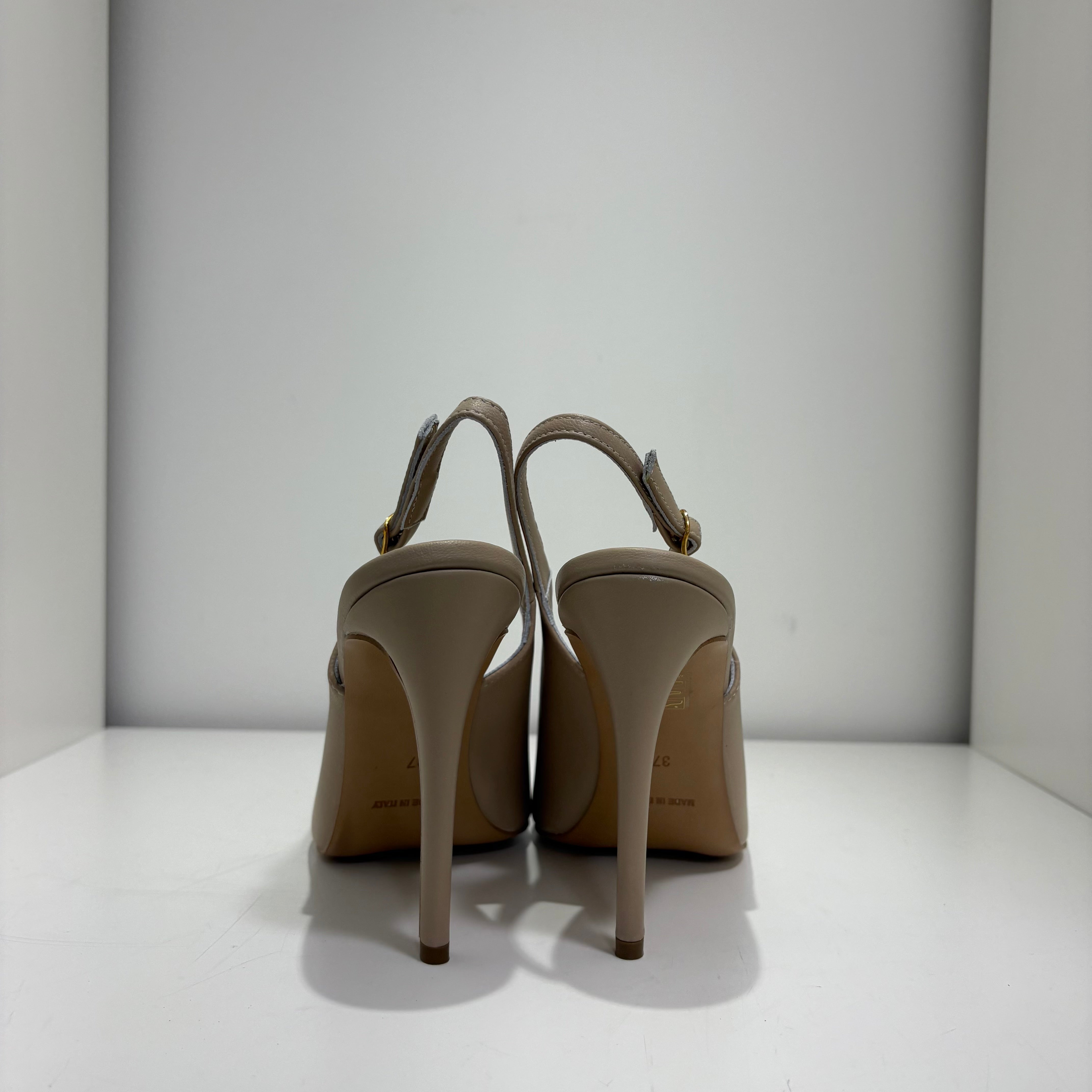 Paola Mattei aperto dietro nude