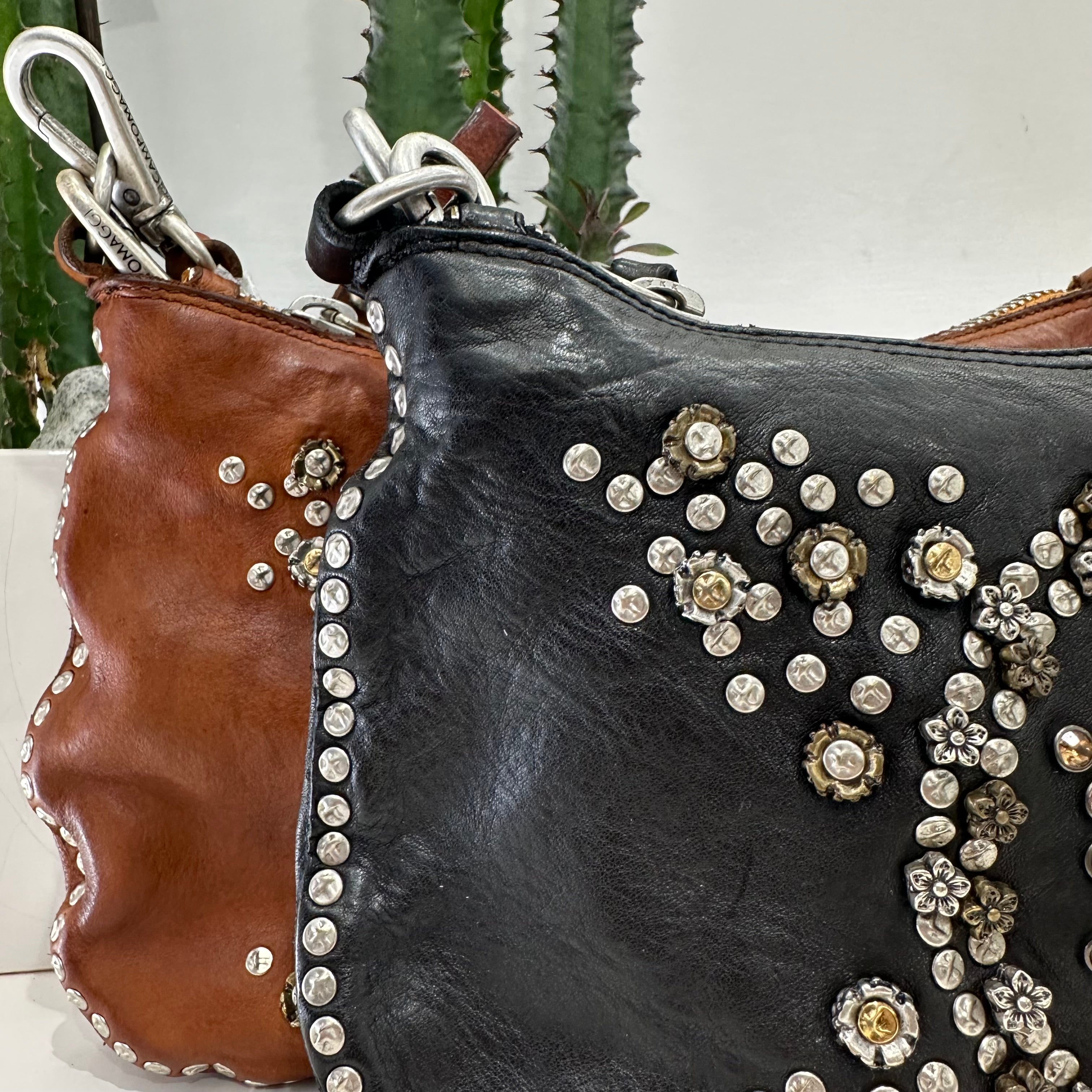 Campomaggi borsa linea TERESA accessorio medaglie e rivetti oro