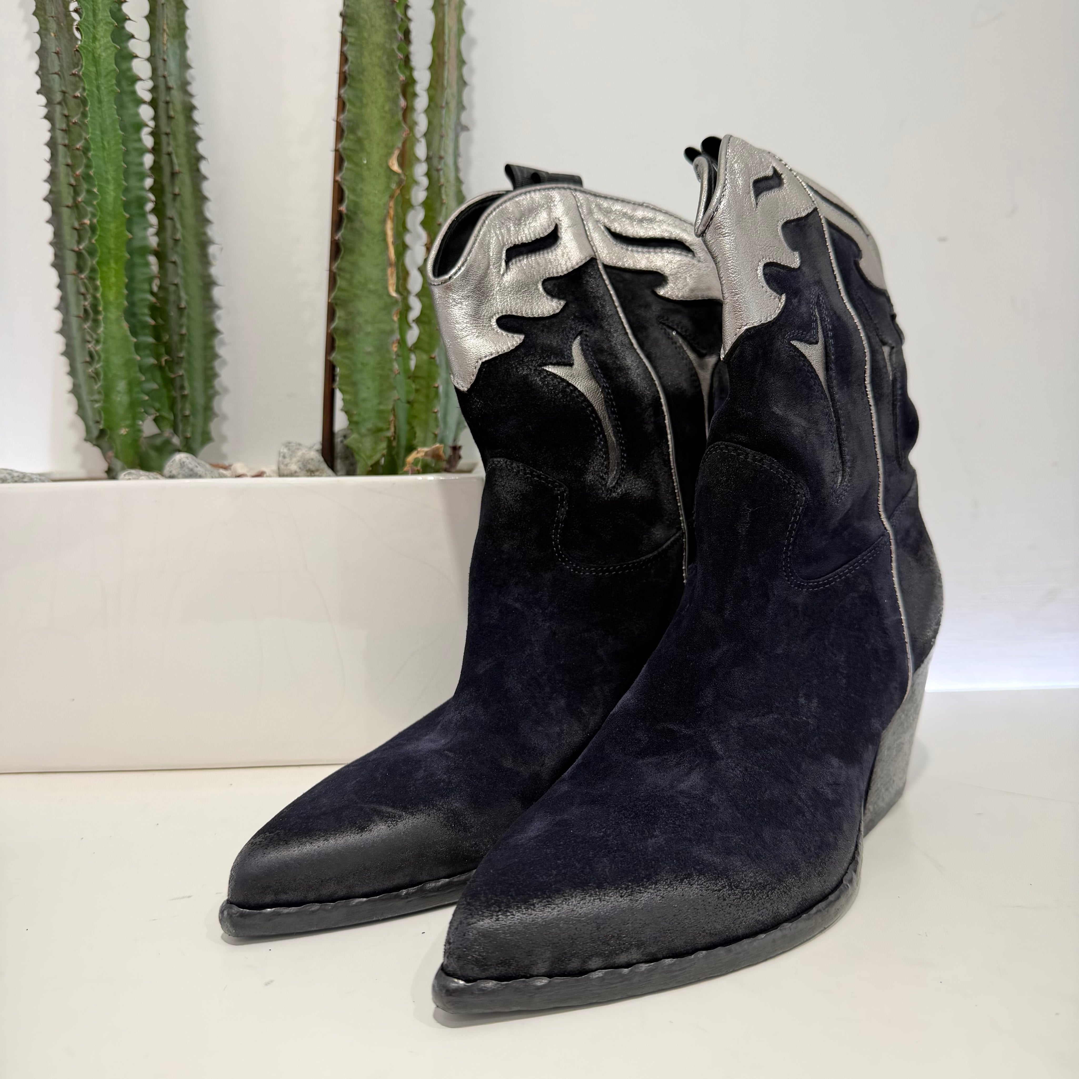 Elena Iachi stivaletto texano pelle suede blu notte dettaglio argento