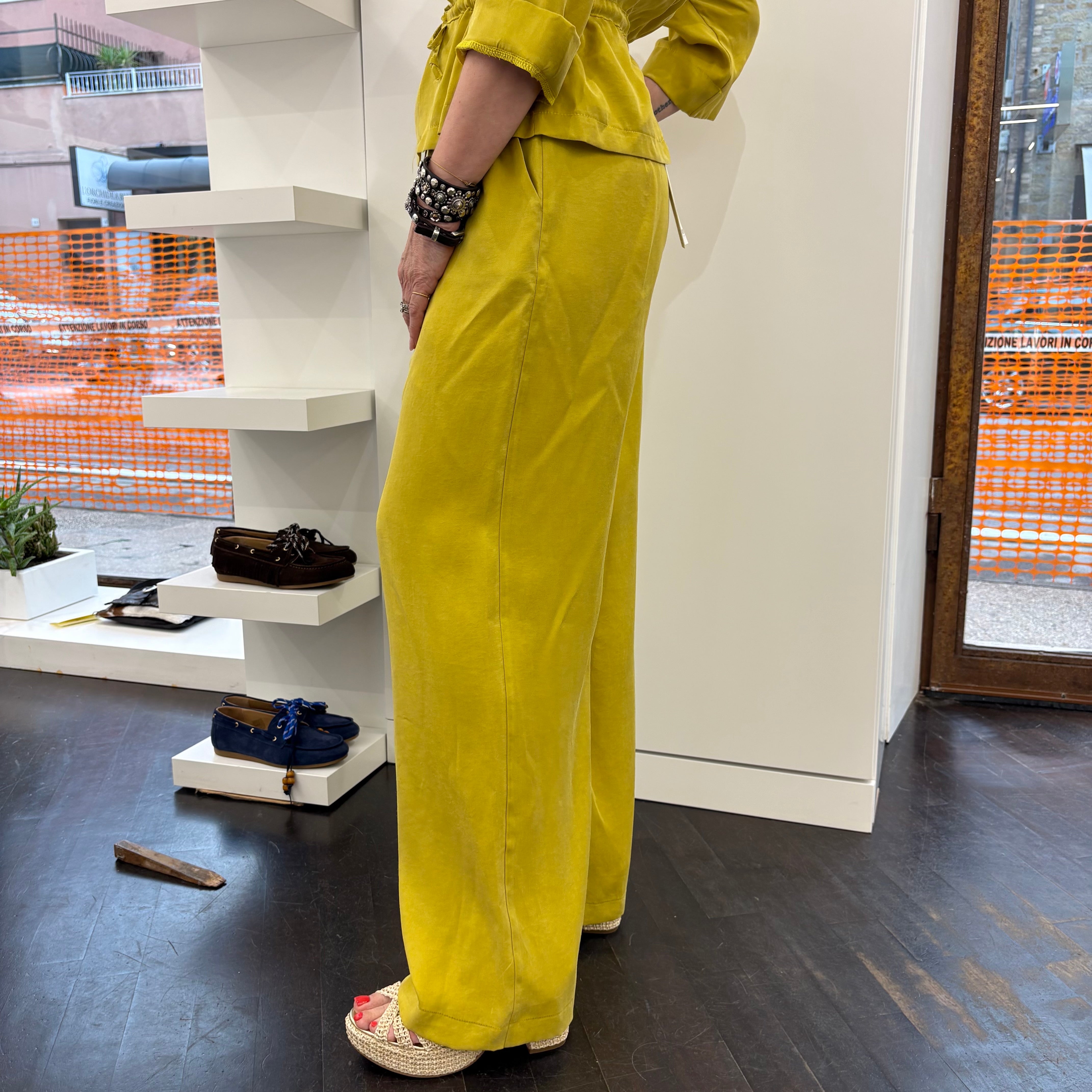Pantalone giallo olio gamba larga effetto SETA LAVATA