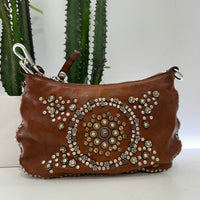 Campomaggi borsa linea TERESA accessorio medaglie e rivetti oro