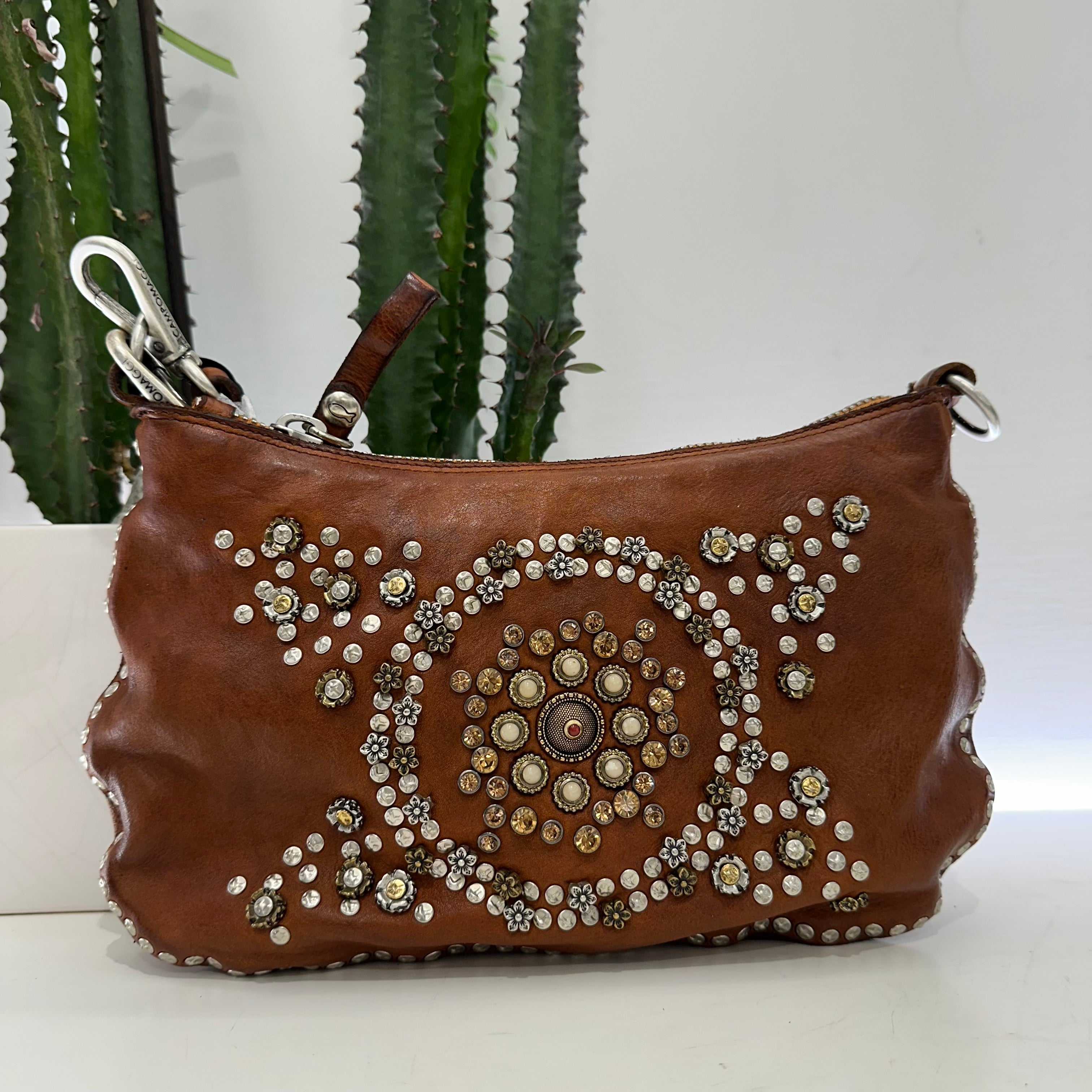 Campomaggi borsa linea TERESA accessorio medaglie e rivetti oro