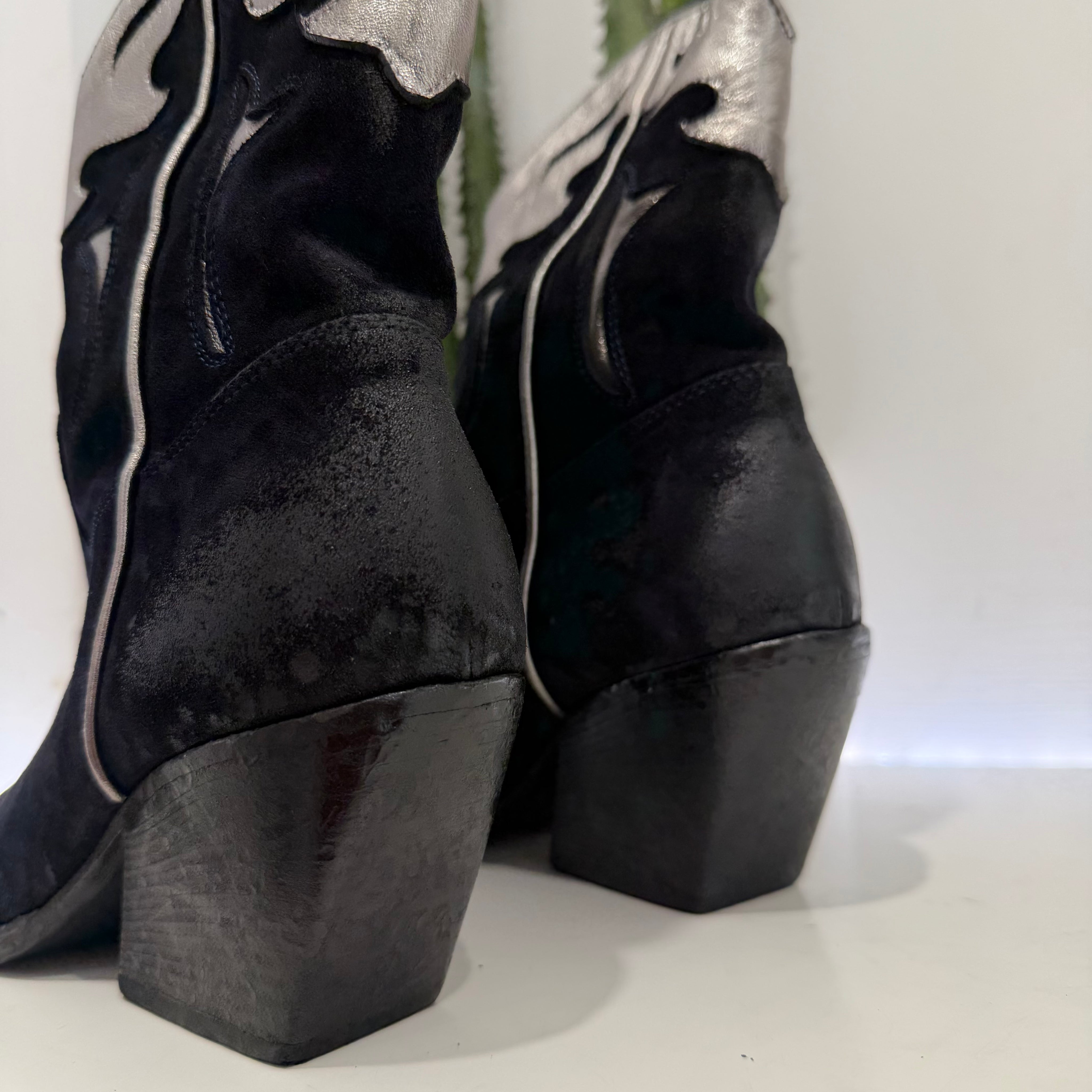 Elena Iachi stivaletto texano pelle suede blu notte dettaglio argento