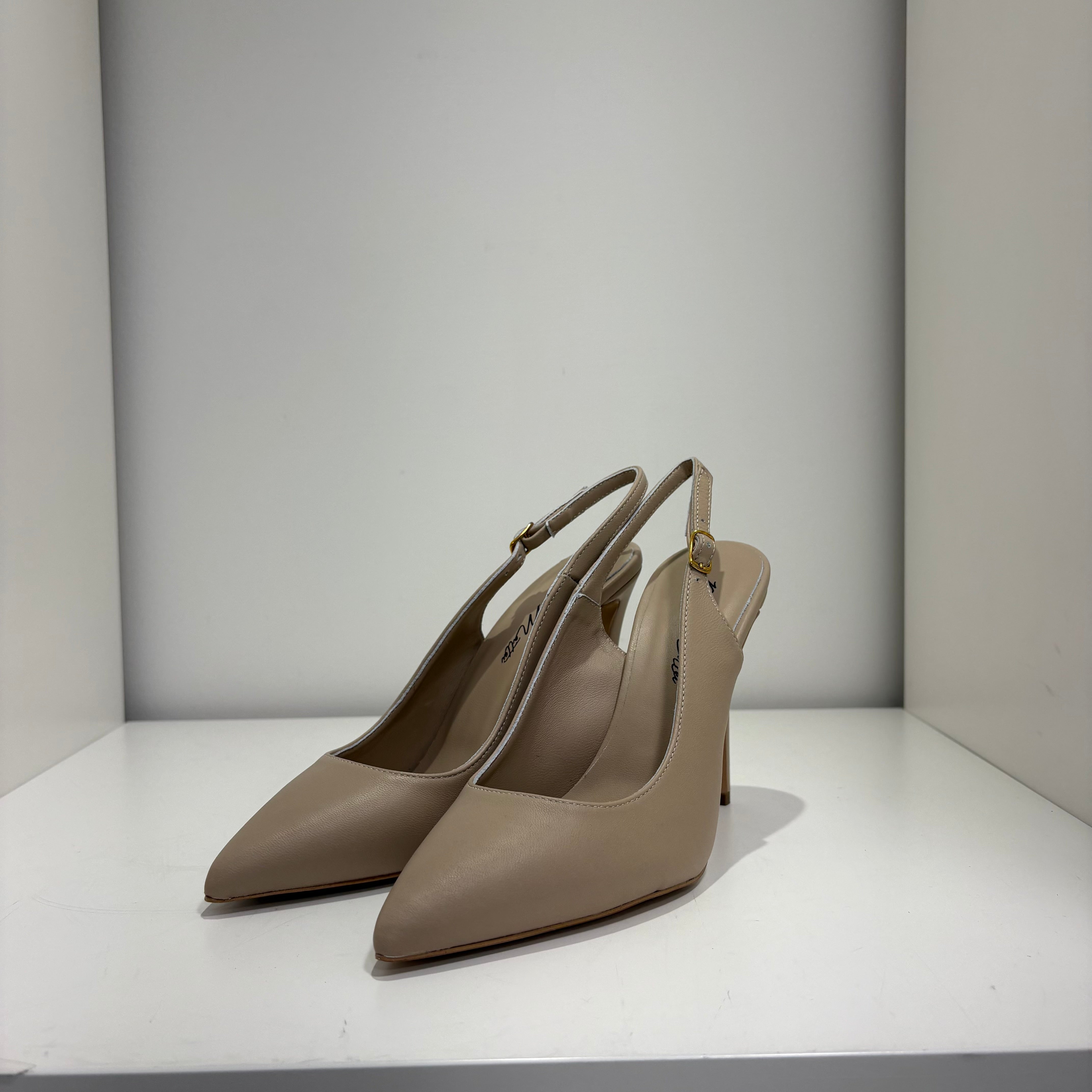 Paola Mattei aperto dietro nude