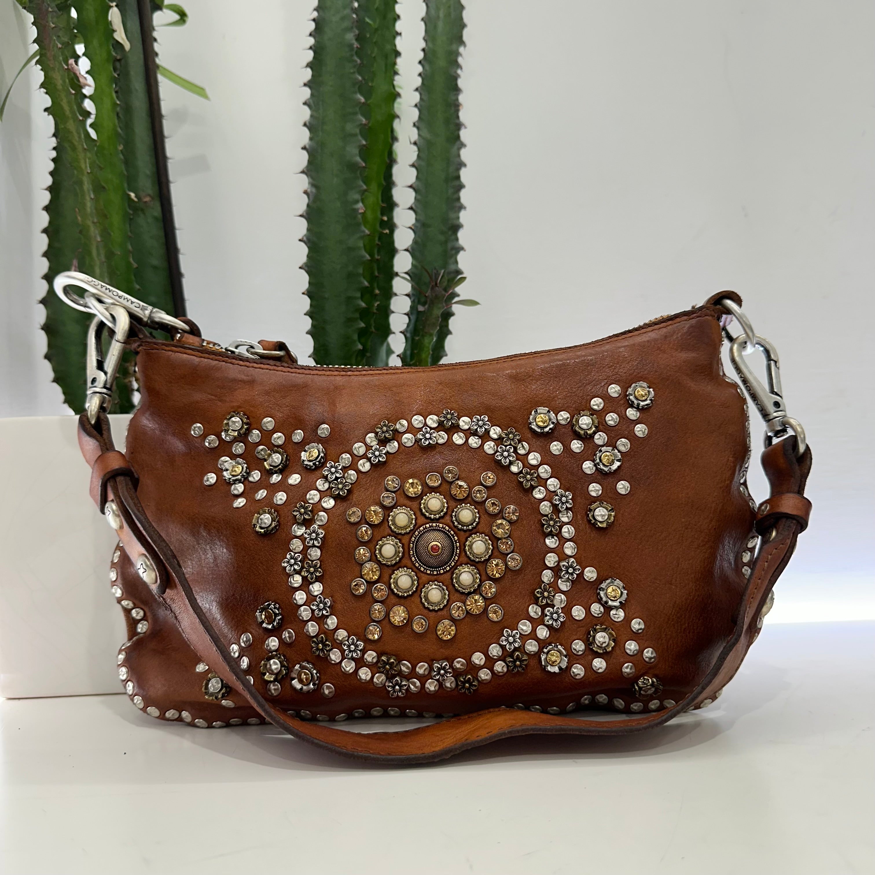 Campomaggi borsa linea TERESA accessorio medaglie e rivetti oro