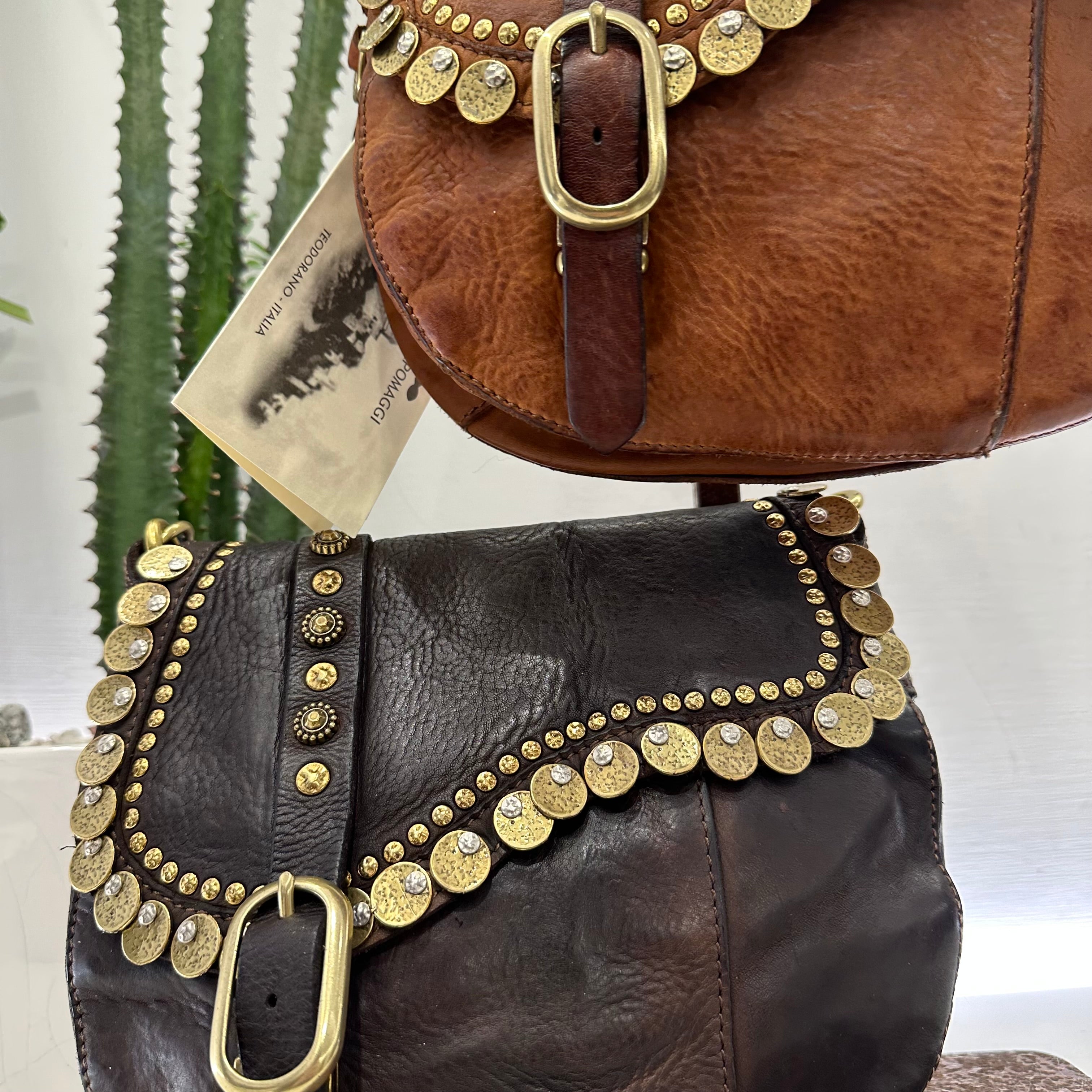 Campomaggi borsa linea GIOACHINA accessorio medaglie e rivetti oro