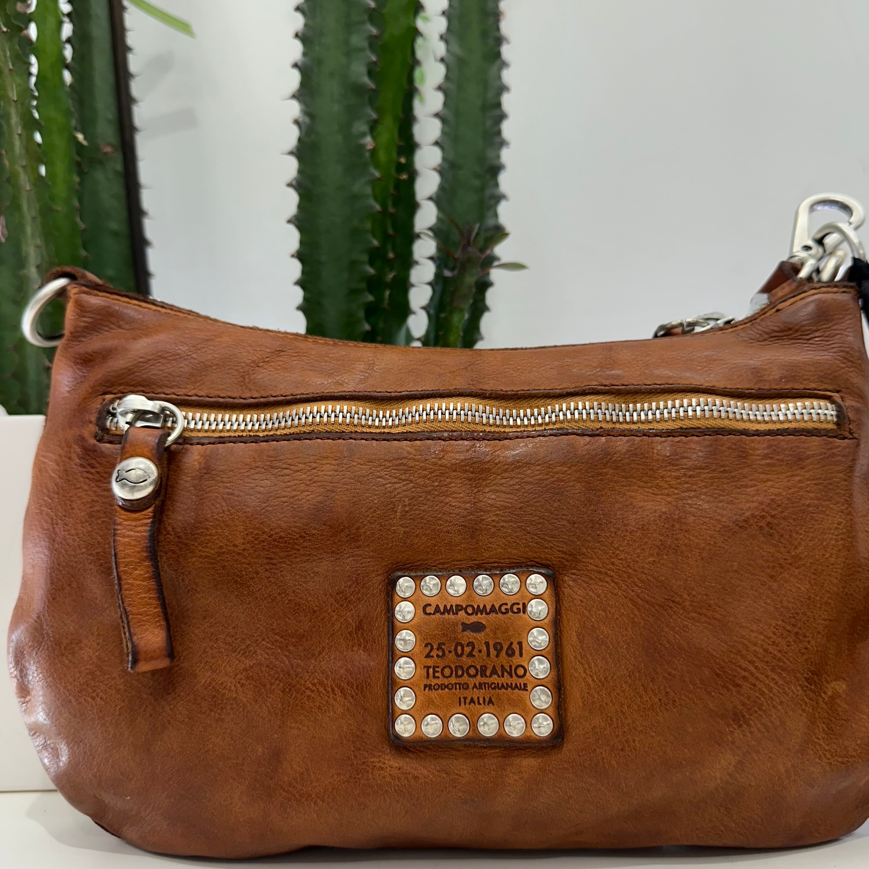 Campomaggi borsa linea TERESA accessorio medaglie e rivetti oro