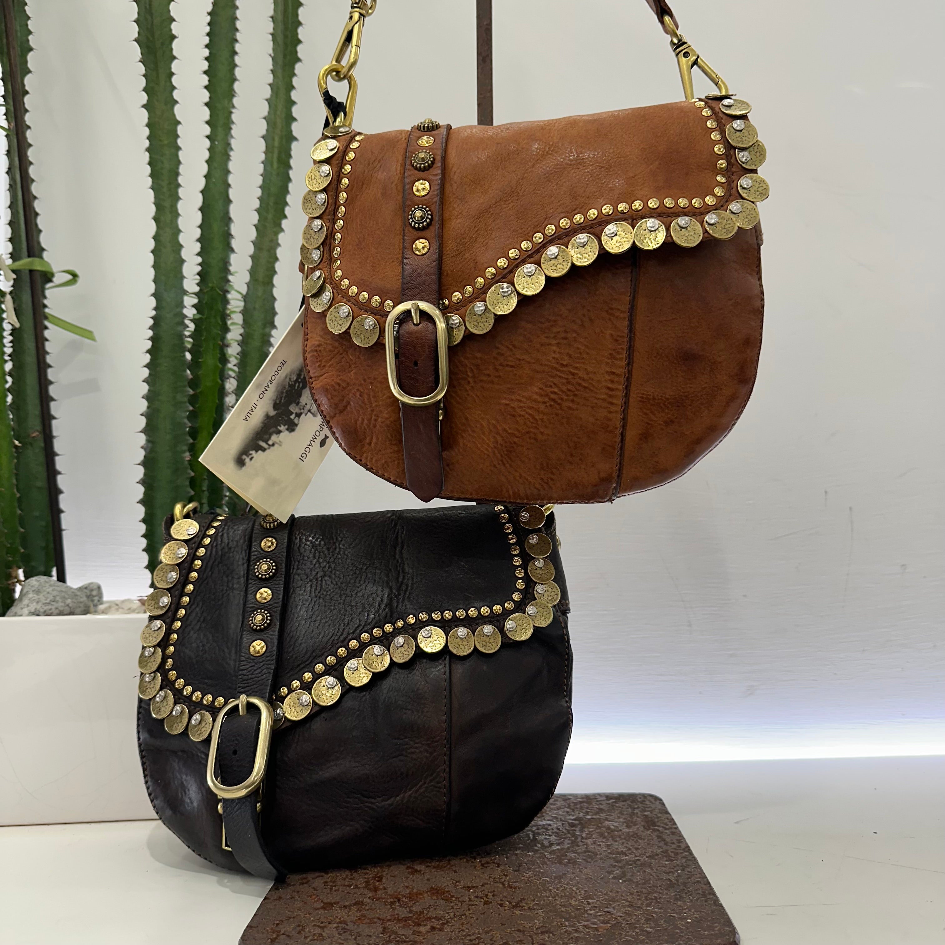 Campomaggi borsa linea GIOACHINA accessorio medaglie e rivetti oro