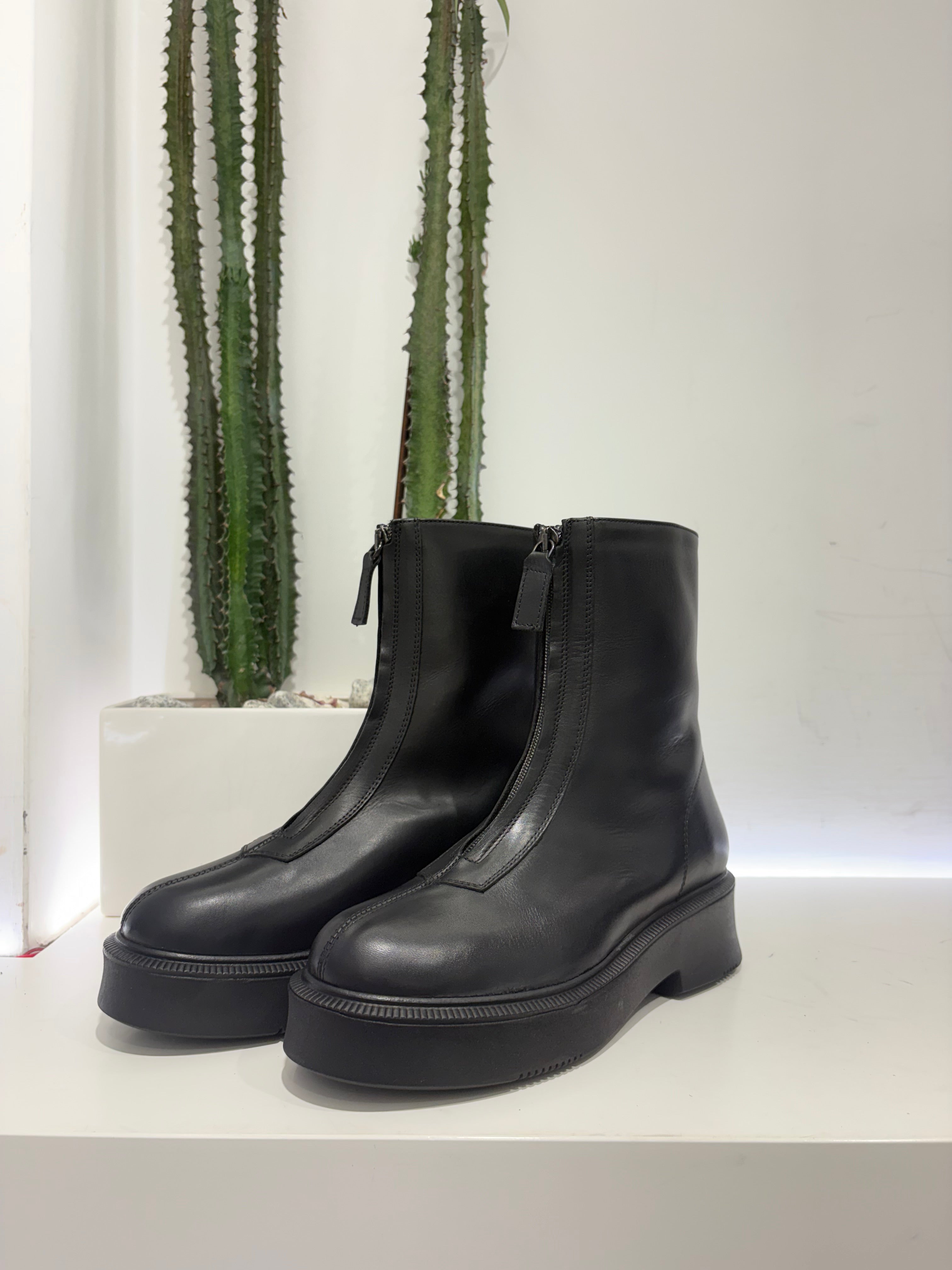 Anfibio nero zip davanti