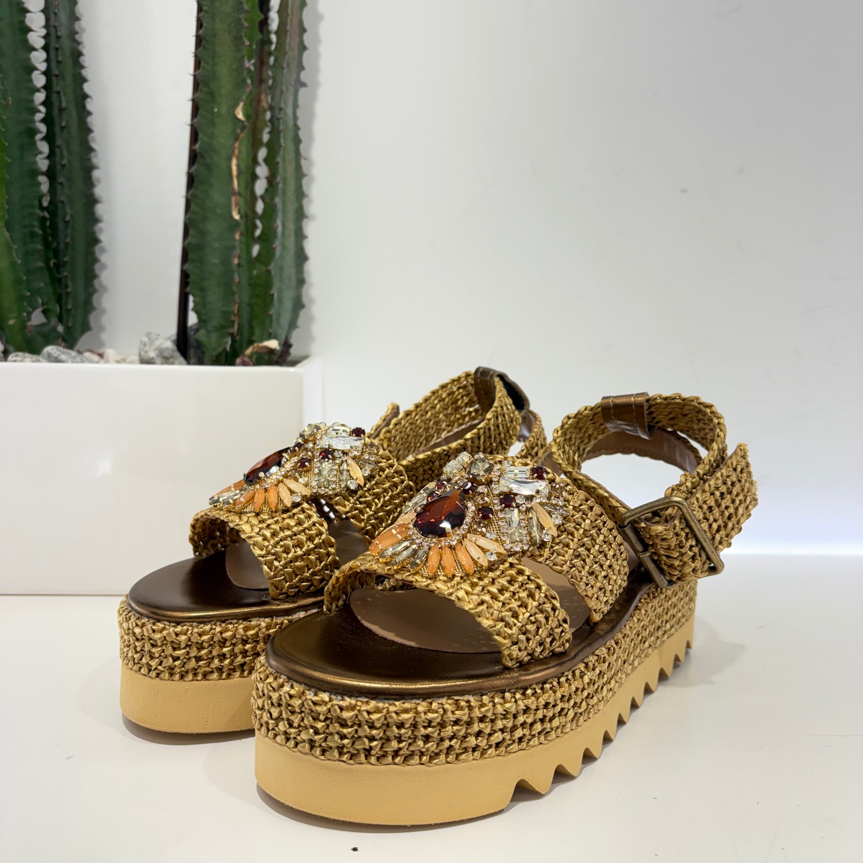 Fiorina sandalo in rafia bronzo con pietre
