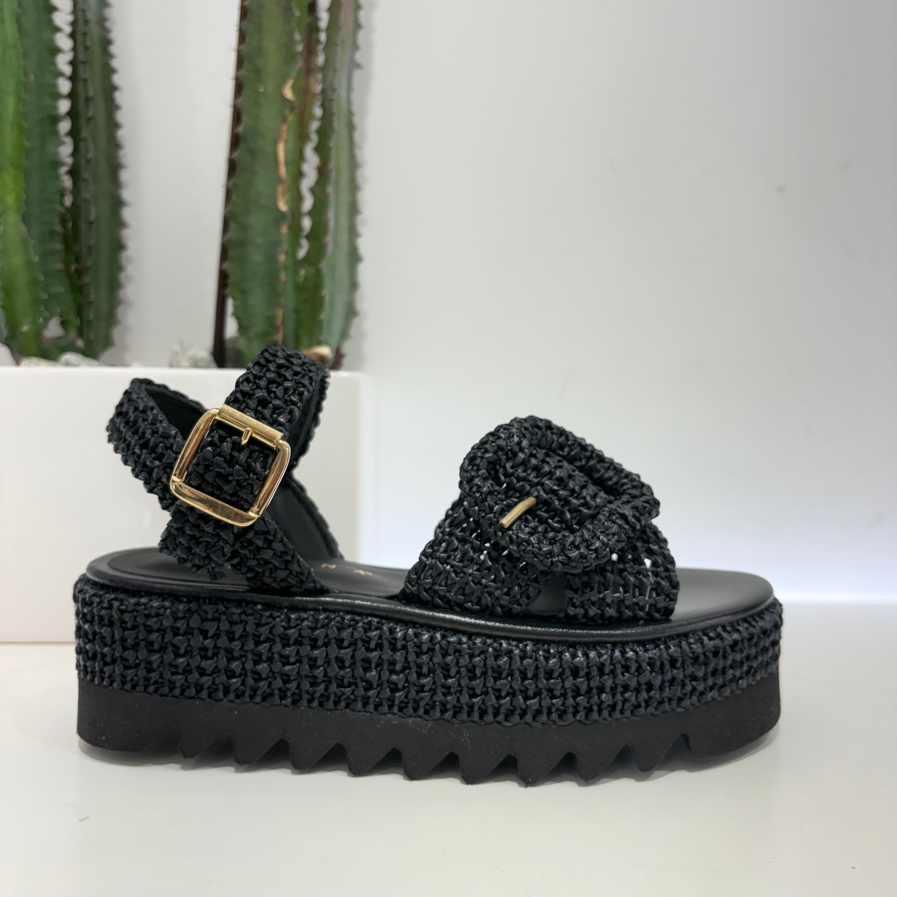 Fiorina sandalo in rafia nero con fibbia